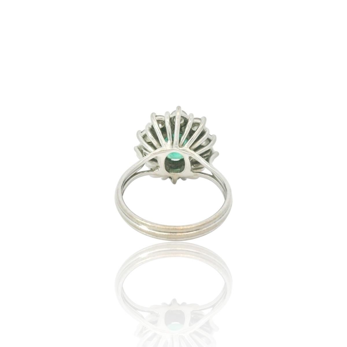 1.50 Carats oval Emerald and diamond cluster ring In Excellent Condition For Sale In Uccle, BE