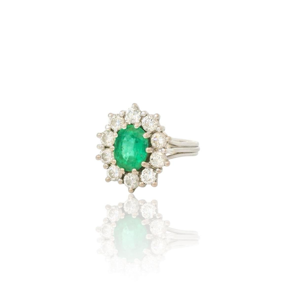 1.50 Carats oval Emerald and diamond cluster ring For Sale 3