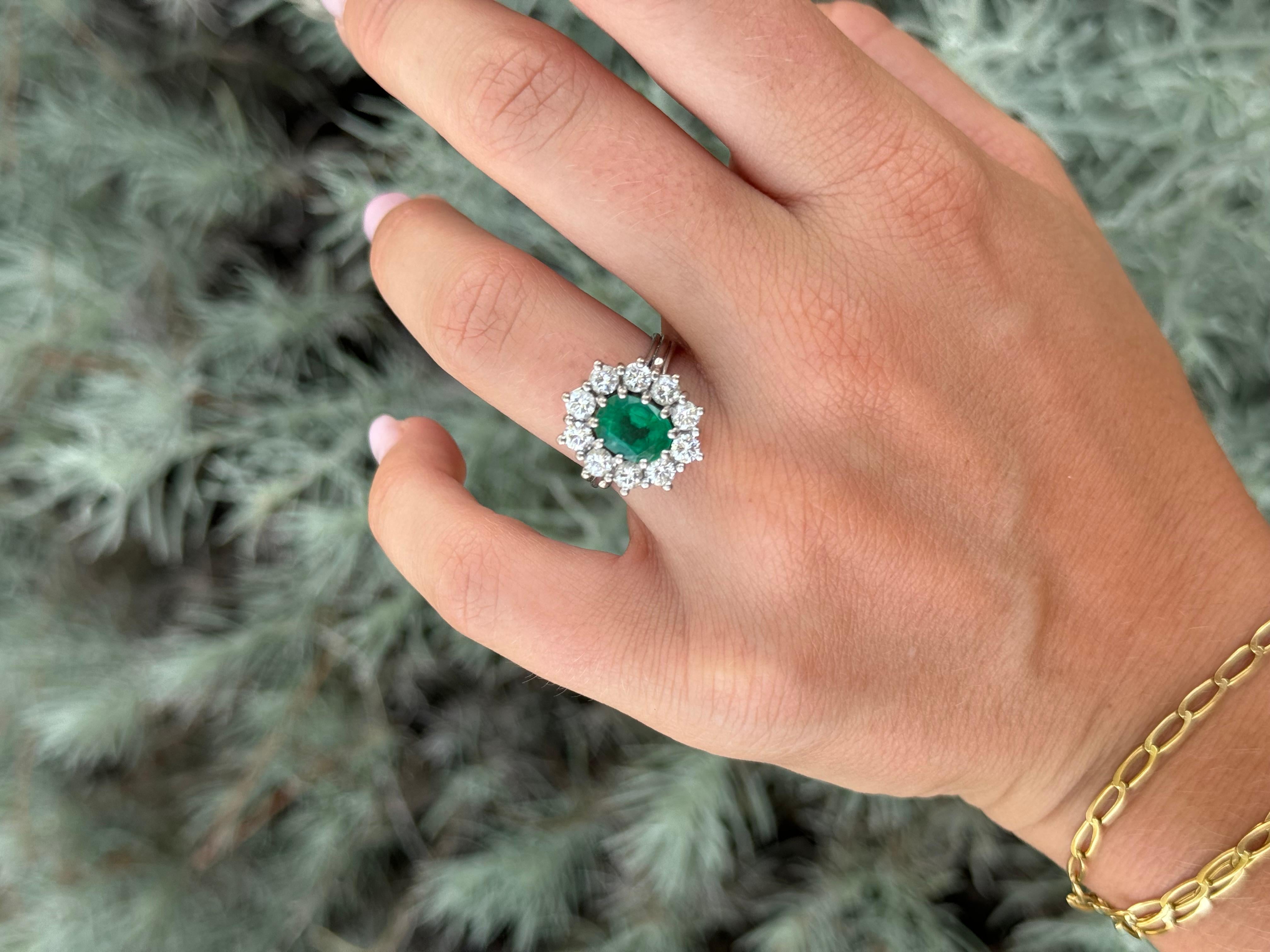 1.50 Carats oval Emerald and diamond cluster ring For Sale 4
