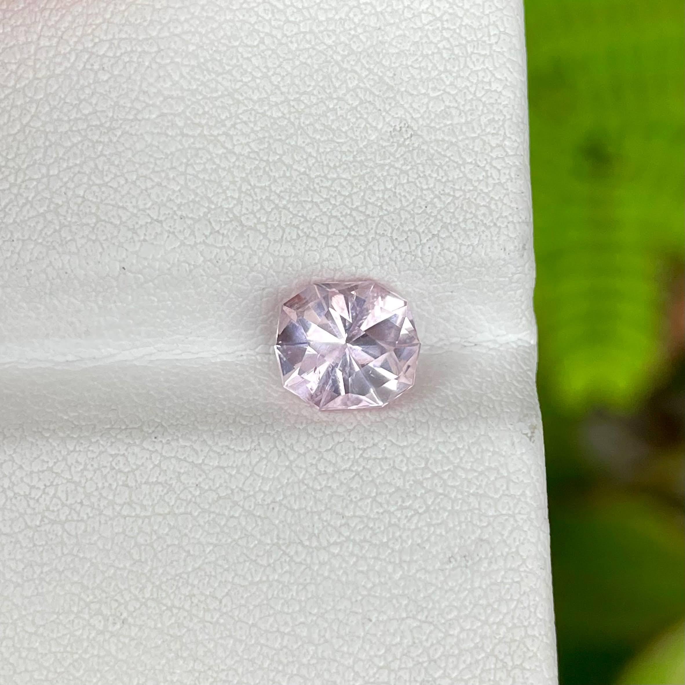 Peso 1,50 carati 
Dimensioni 7,8x6,8x5,1 mm 
Trattamento nessuno 
Origine Nigeria 
Chiarezza VS
Forma ovale 
Taglio di precisione personalizzato 



Questa squisita gemma di Morganite rosa da 1.50 carati è una vera meraviglia della natura,