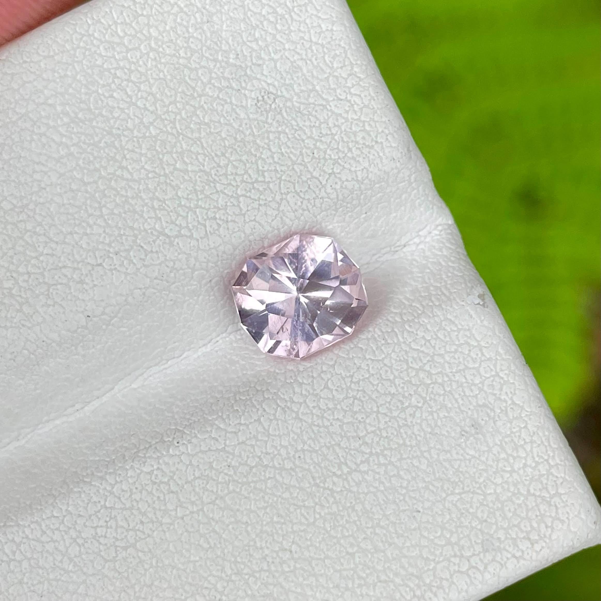 Moderno 1.50 carati di Morganite rosa Pietra nigeriana tagliata con precisione e personalizzata in vendita
