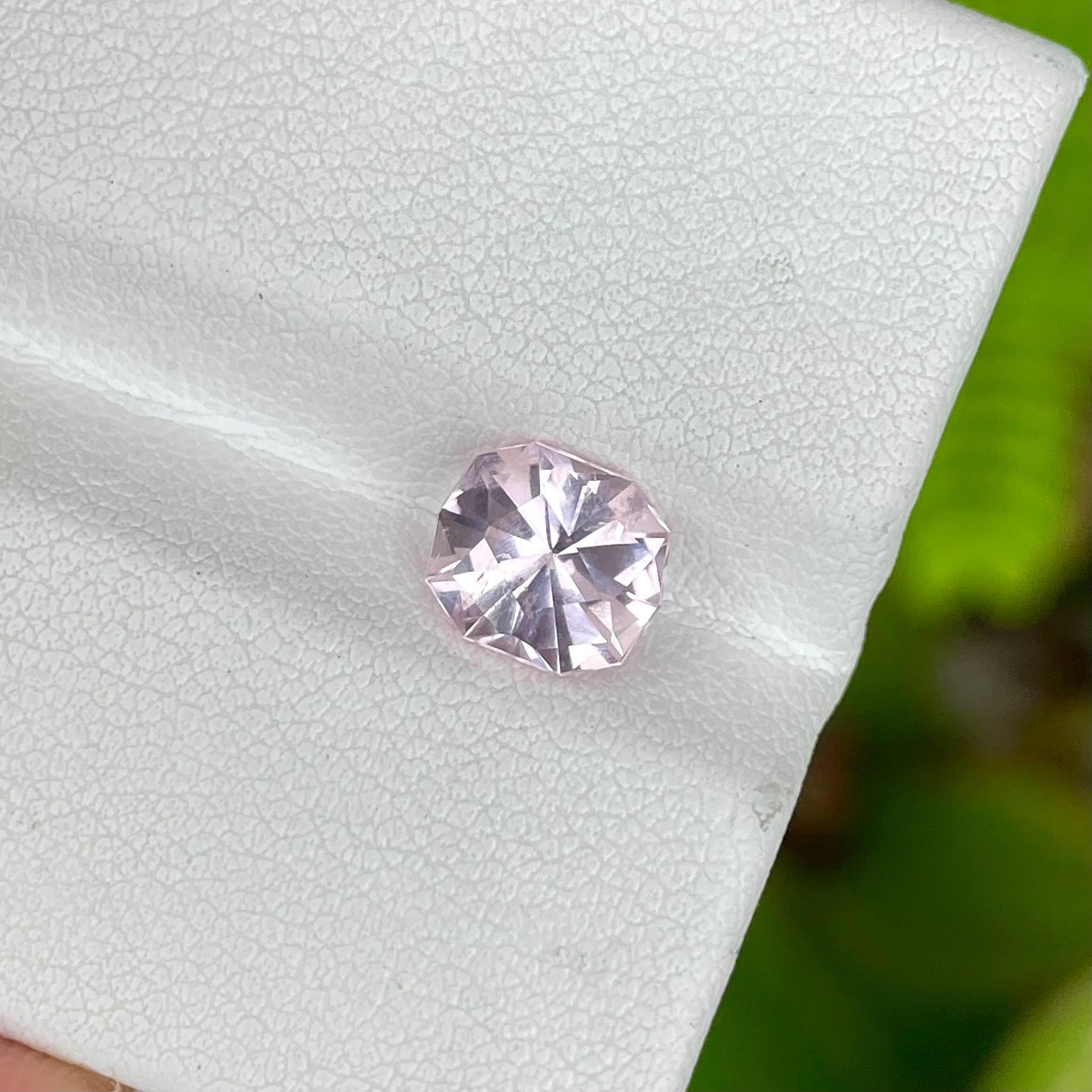 Taglio ovale 1.50 carati di Morganite rosa Pietra nigeriana tagliata con precisione e personalizzata in vendita