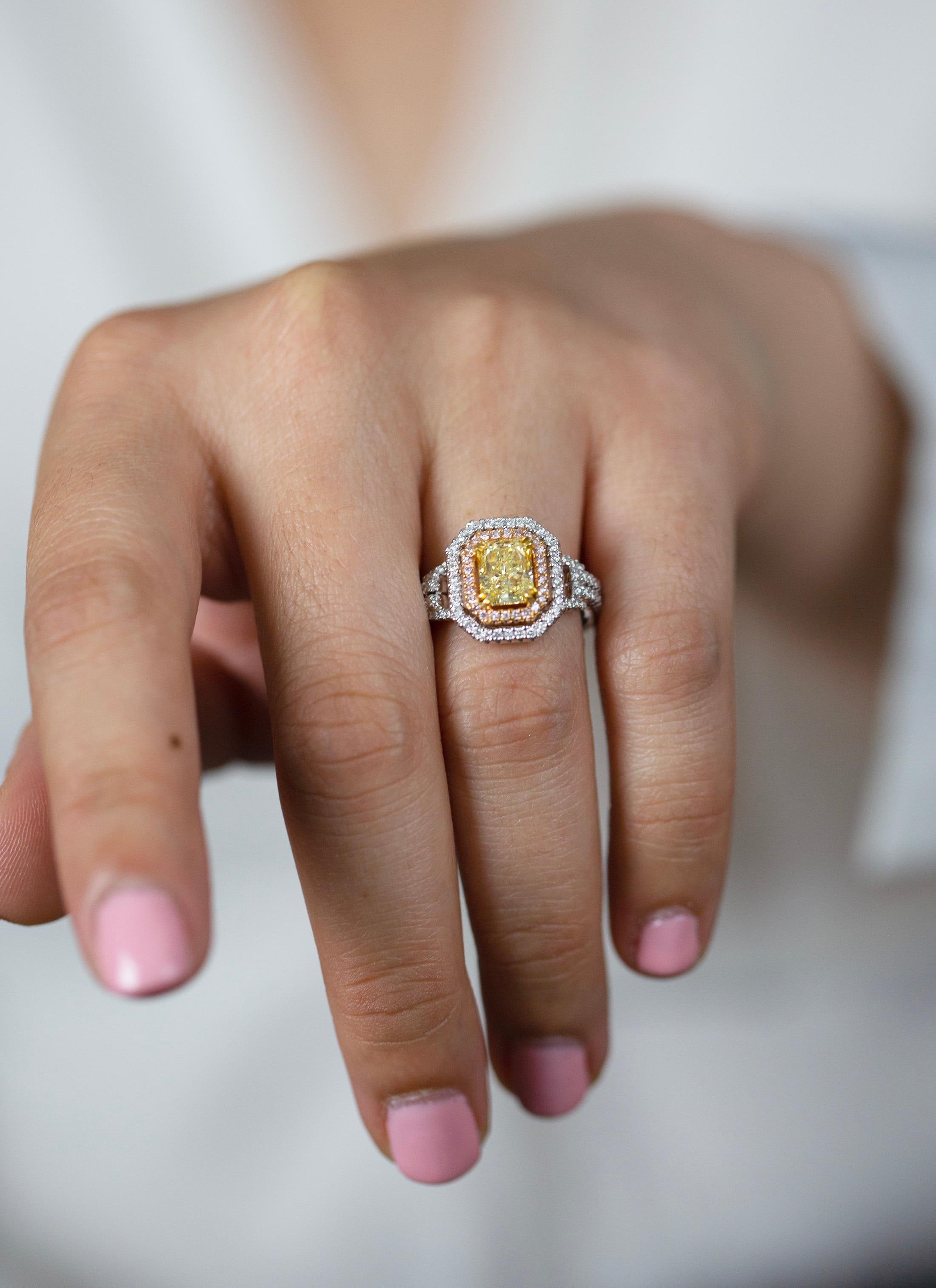 Verlobungsring mit GIA-zertifiziertem 1.50 Karat gelbem Diamanten im Strahlenschliff mit doppeltem Halo im Zustand „Neu“ im Angebot in New York, NY