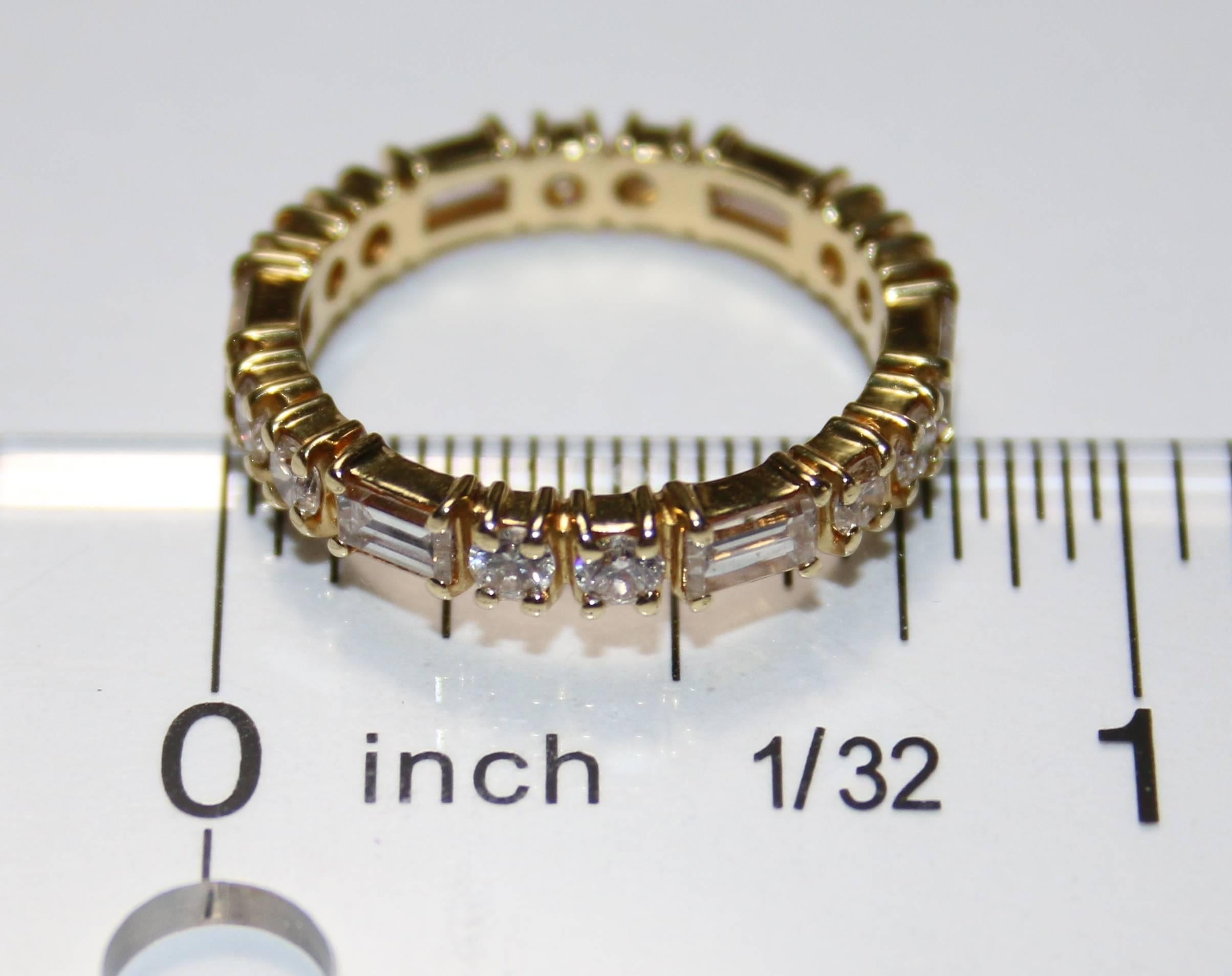 1,50 Karat runder und Baguette-Diamant Gold Ewigkeitsring Damen im Angebot