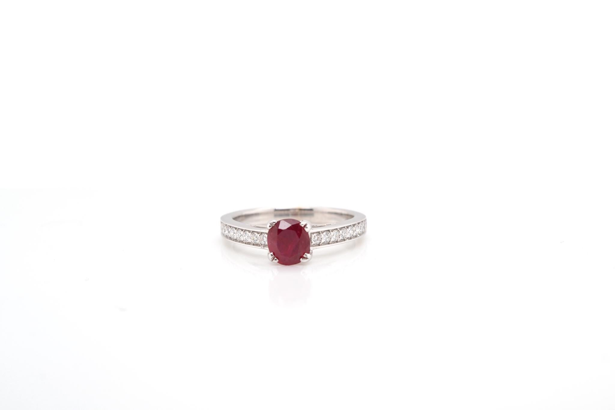 Stones: 1.50 carats ruby and diamonds
brilliant cuts for a total weight of 0.20 carat.
Material: 18k white gold
Dimensions: 6 mm length on finger
Weight: 3.9g
Size: 53 (free sizing)
Certificate
Ref. : 20342