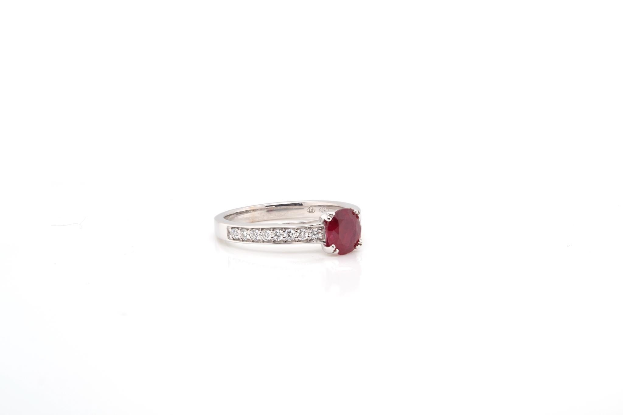 Round Cut 1.50 carats ruby and brilliant cut diamonds ring For Sale