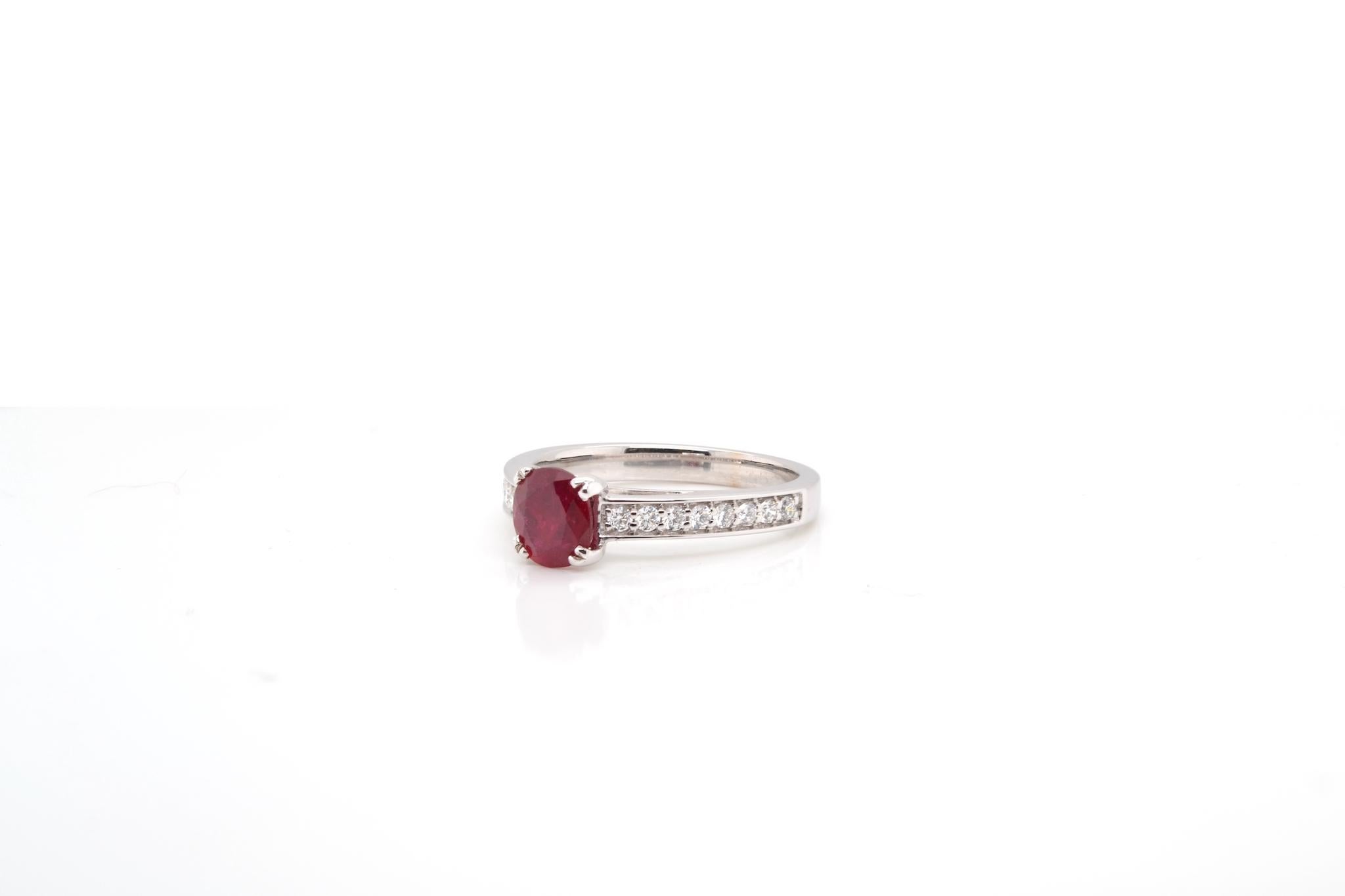 1.50 carats ruby and brilliant cut diamonds ring In Good Condition For Sale In PARIS, FR