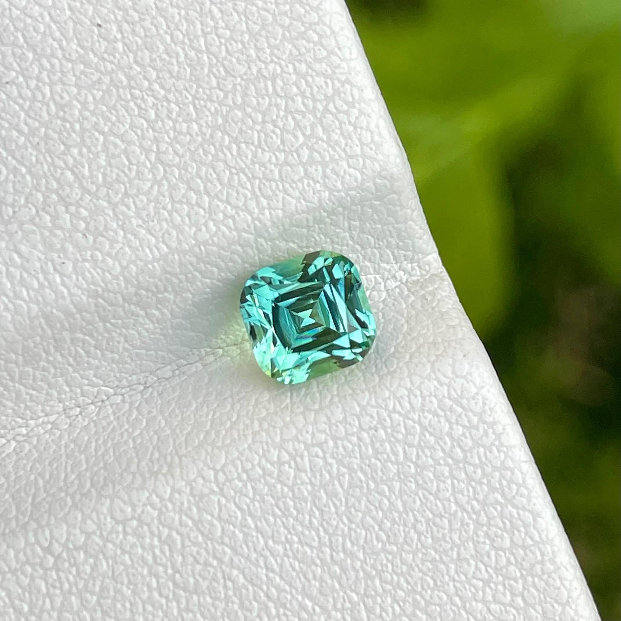 Peso 1,50 quilates 
Dimensiones 5,9x5,7x5,5 mm
Tratamiento ninguno 
Origen Afganistán 
Limpieza con lupa de claridad 
Cojín de forma 
Cortar cojín de fantasía 



La Turmalina Forma Marina de 1.50 quilates, una gema de talla cojín procedente de las
