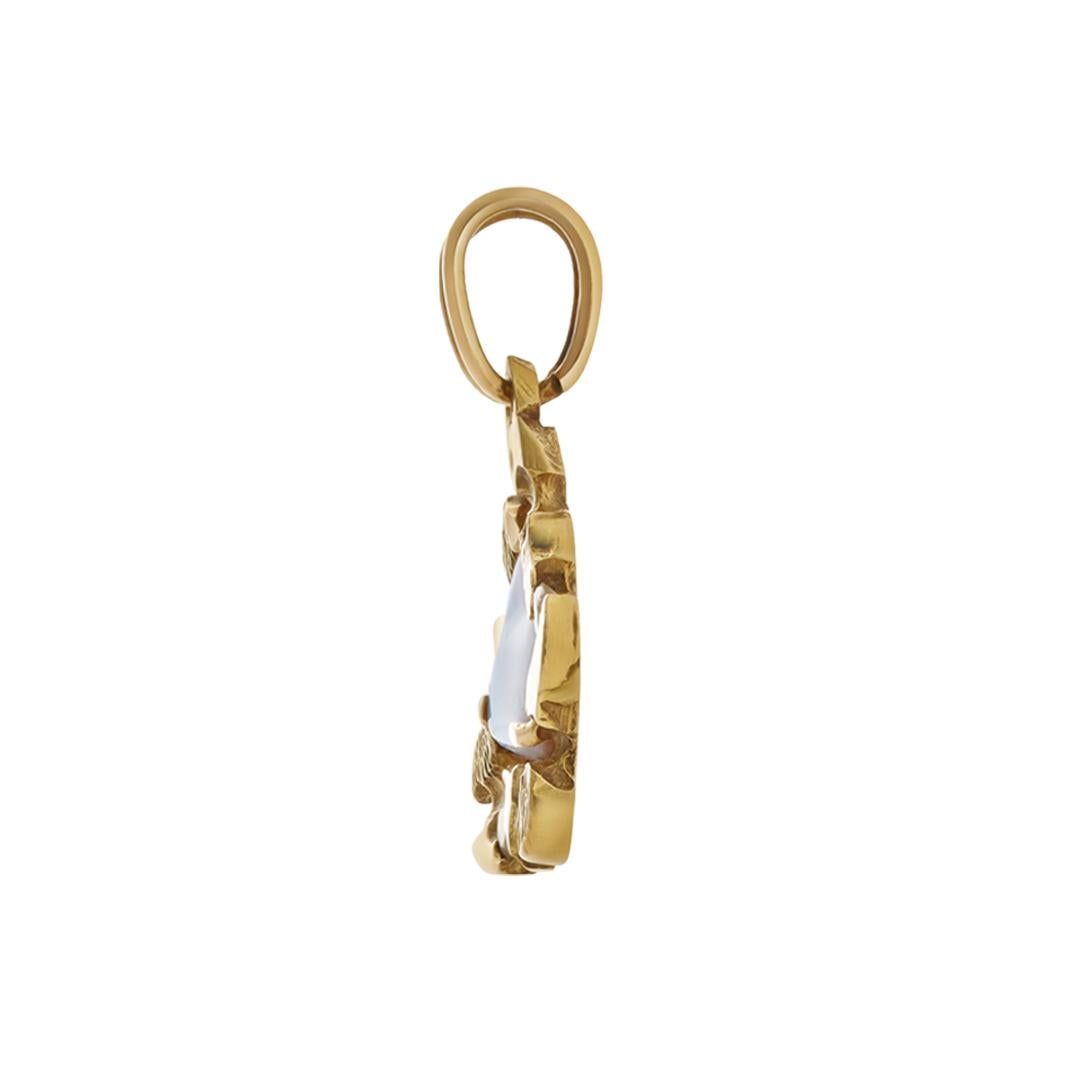 Magnifique pendentif des années 1970, orné d'une opale triangulaire cabochon de 1,50 carats. Entourée d'une monture unique en or jaune 18 carats et rehaussée de diamants d'un poids total de 0,13 carat. 
