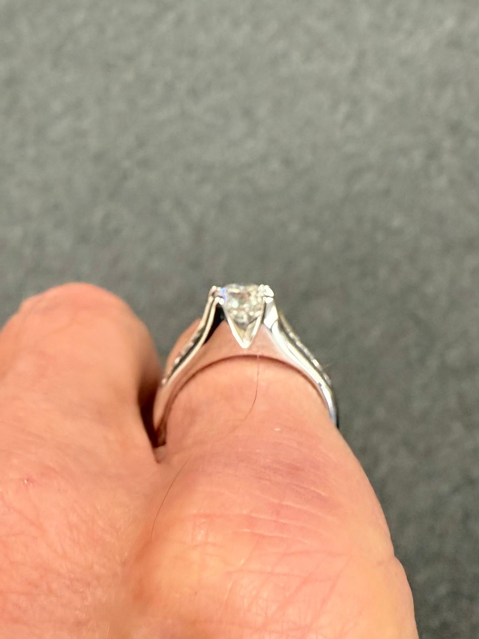 Anillo de Compromiso de Platino con Diamantes de 1,50 Quilates TW Contemporáneo en venta