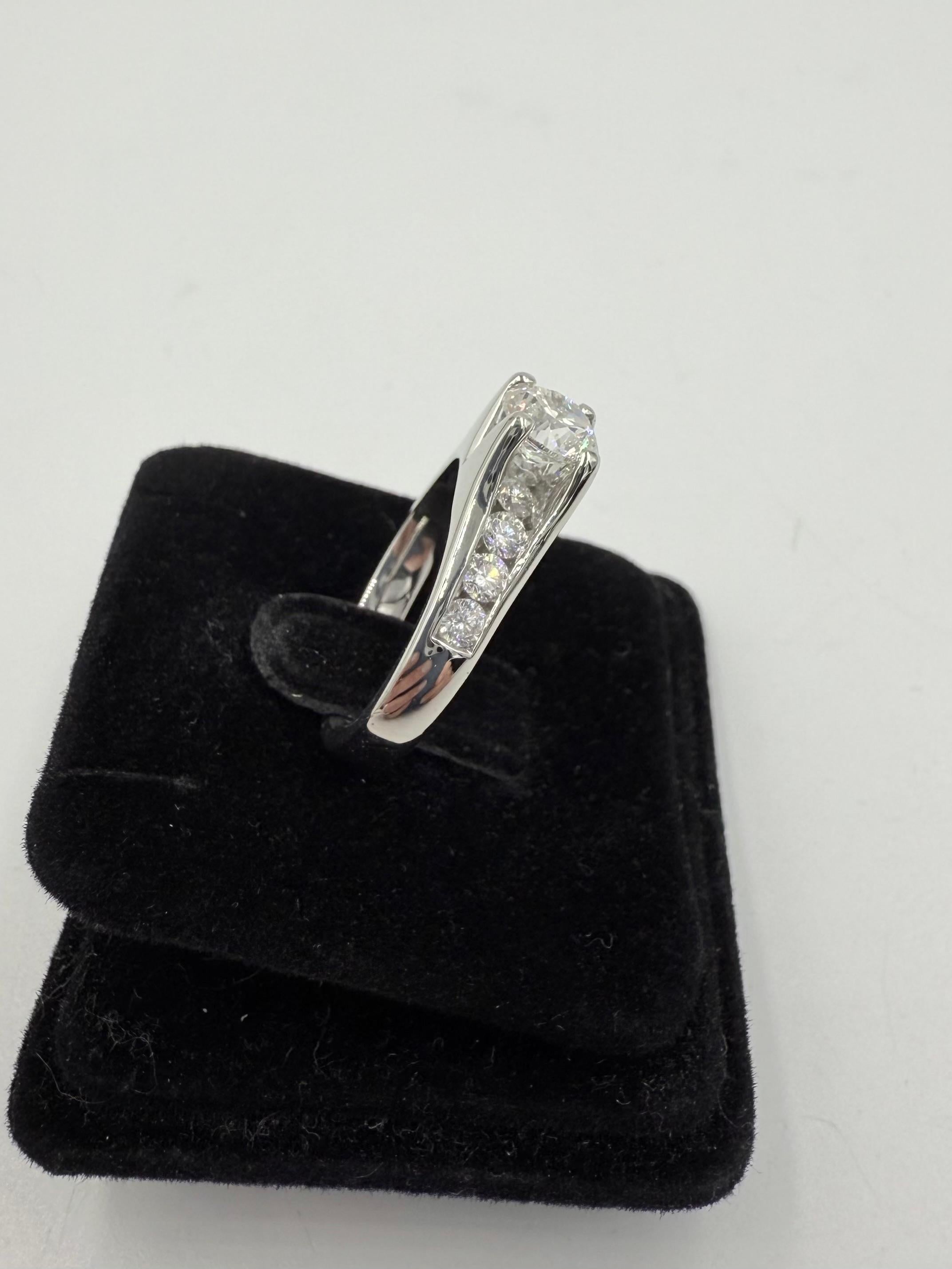Femenino o masculino Anillo de Compromiso de Platino con Diamantes de 1,50 Quilates TW en venta