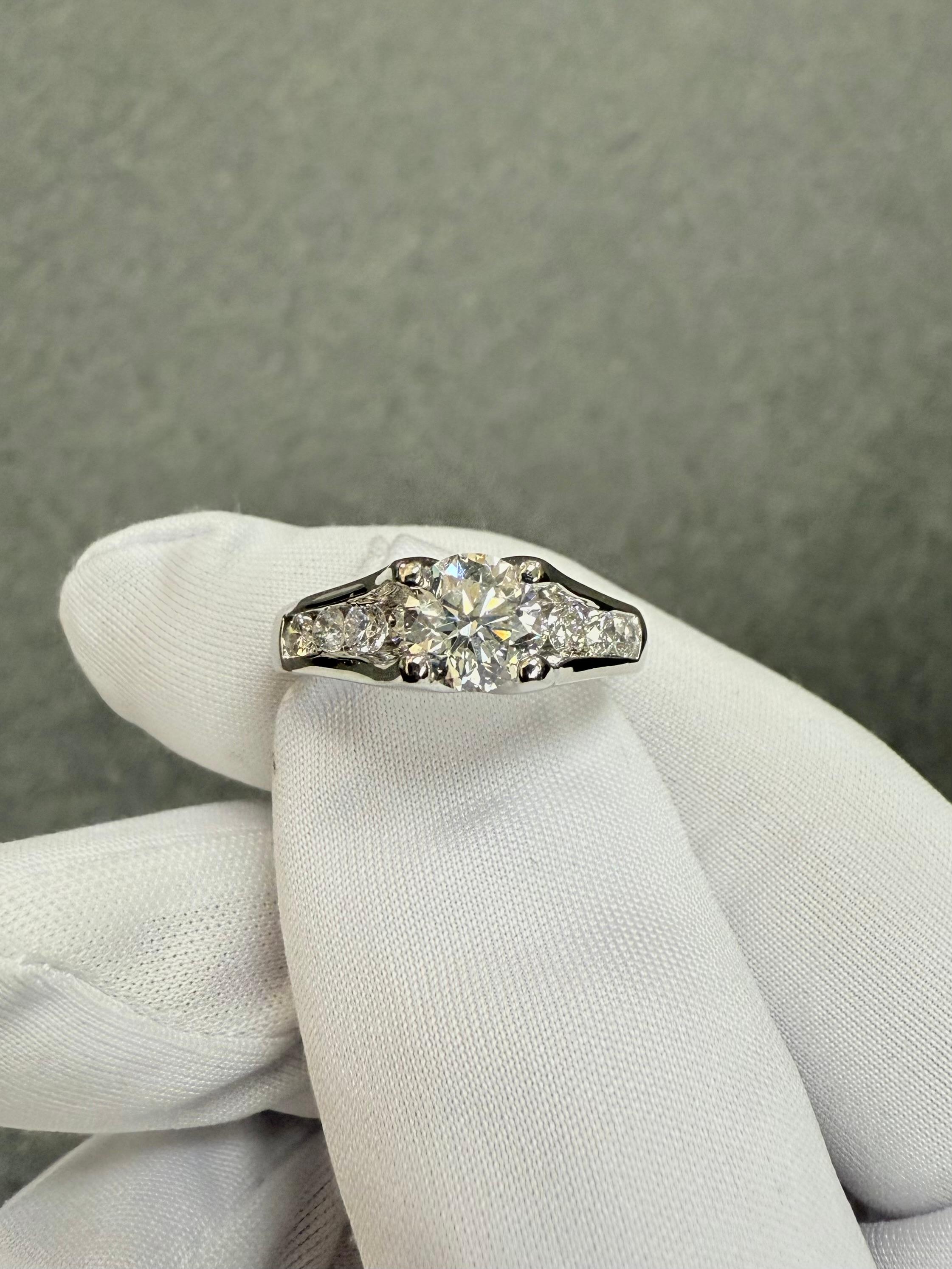Anillo de Compromiso de Platino con Diamantes de 1,50 Quilates TW en venta 2