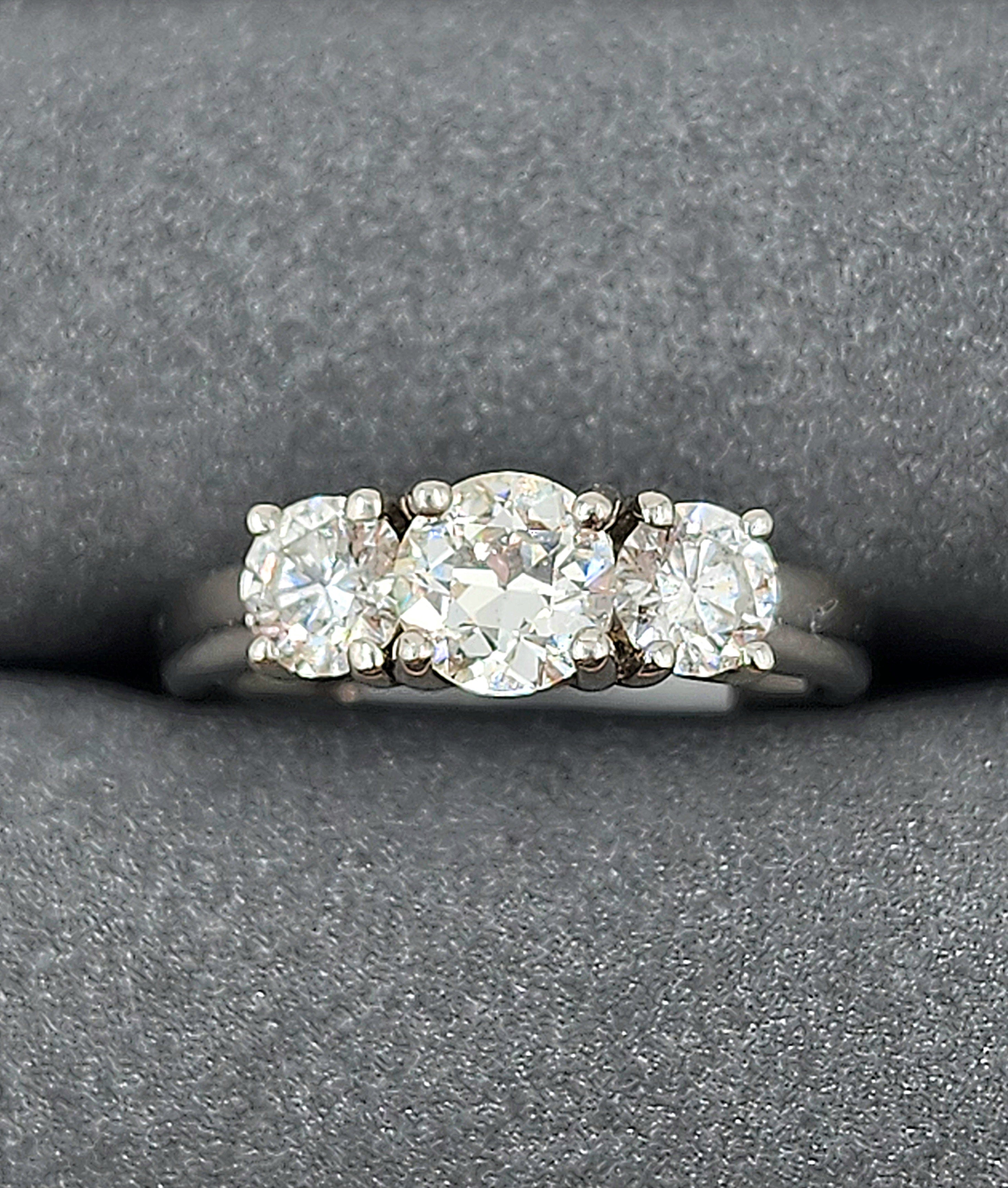 Anello in platino con 3 pietre e diamanti da 1,50 carati in vendita