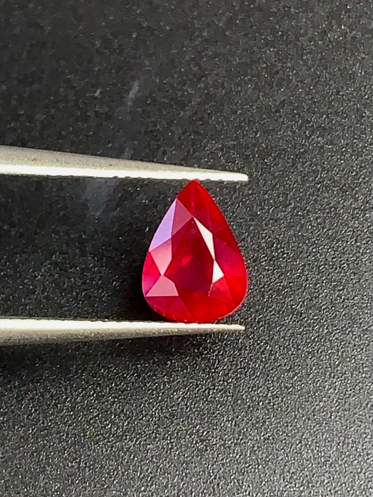 Taglio a goccia 1,50 Ct Certificato AIGS Rubino Naturale Non Riscaldato colore sangue di piccione occhi puliti in vendita