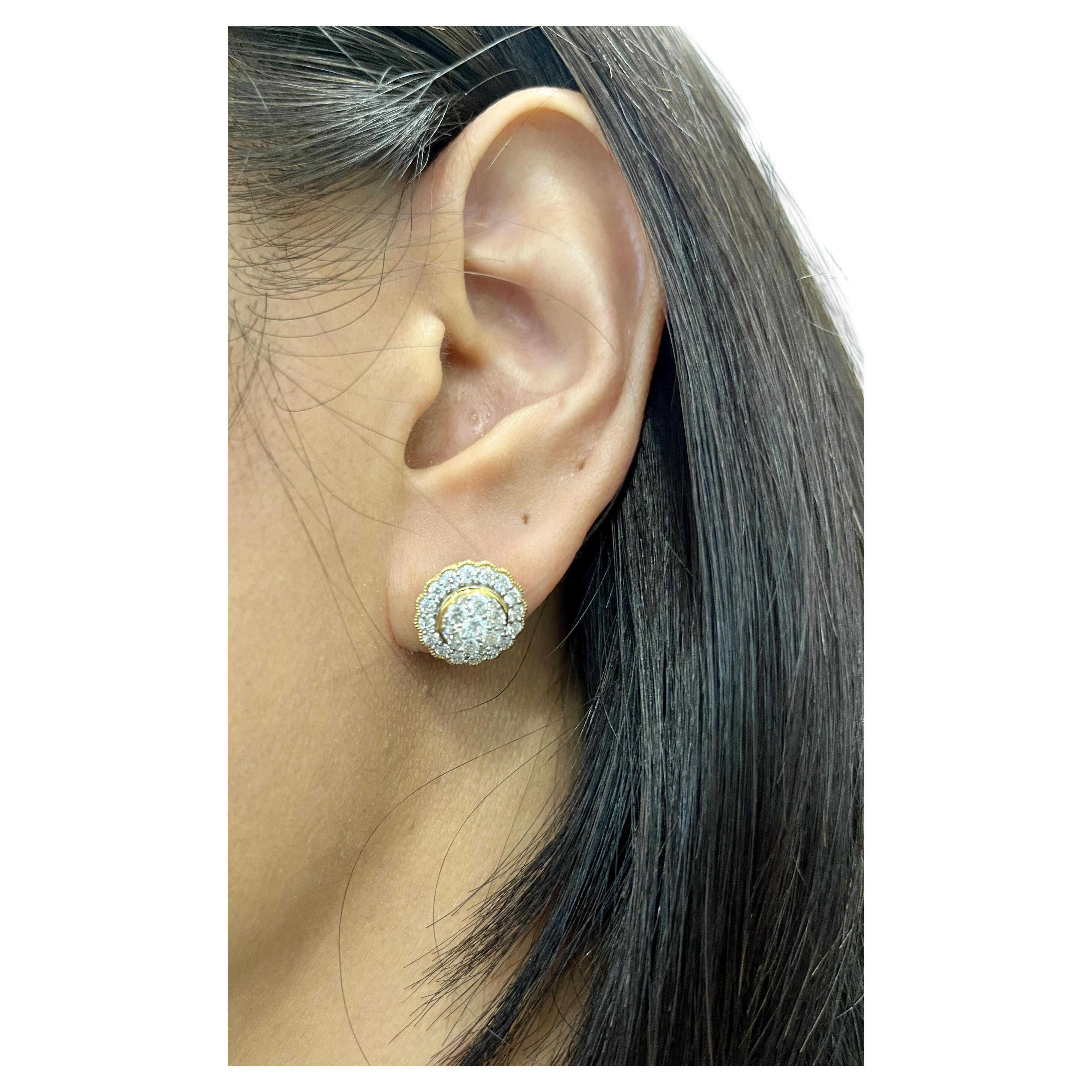Questi splendidi orecchini con diamanti a grappolo presentano diamanti tondi brillanti del peso di 1,50 ct. I diamanti hanno un colore G/H e una purezza VS2.  Uno splendido paio di orecchini da aggiungere a qualsiasi guardaroba.