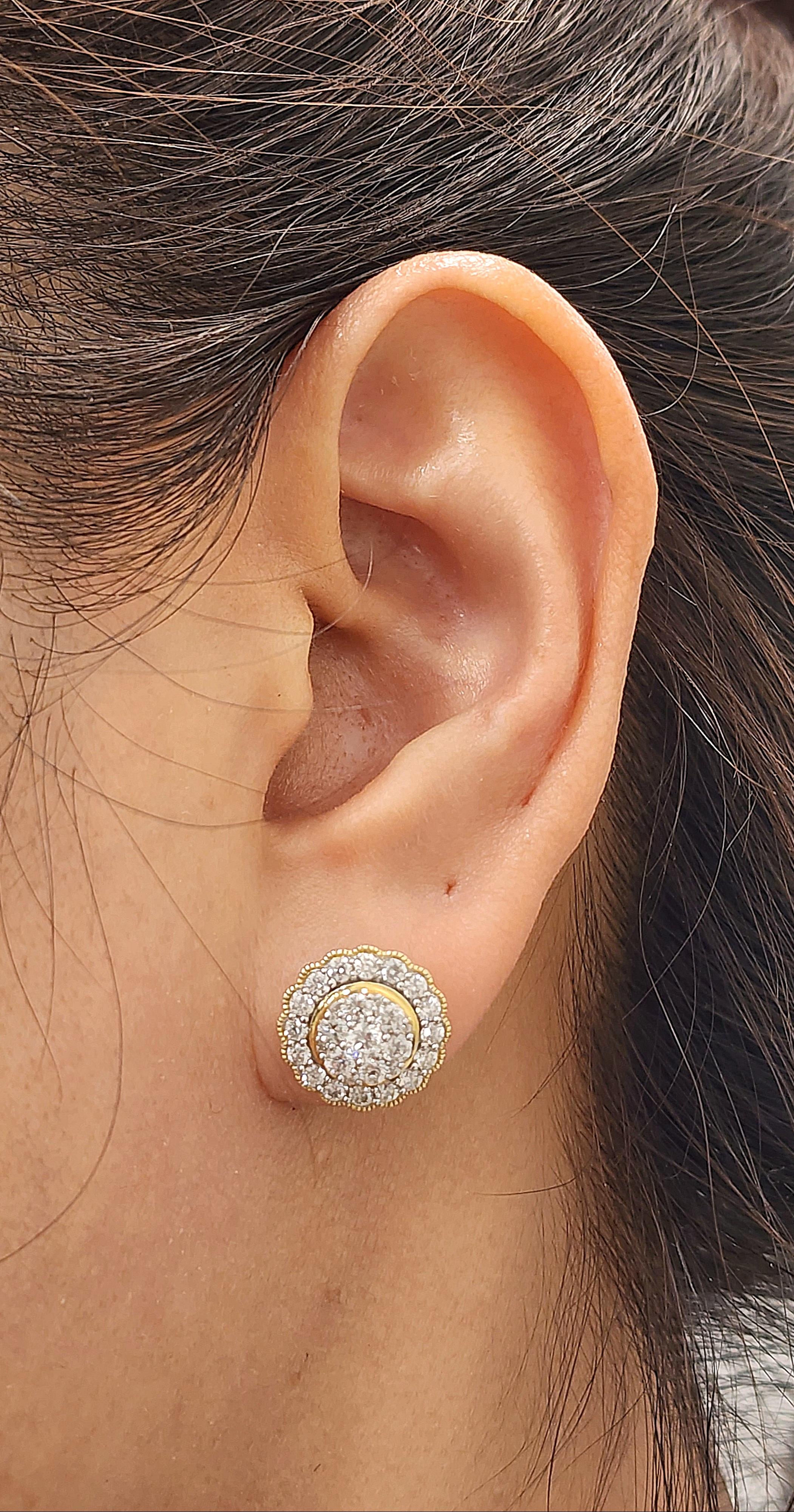 Estos impresionantes pendientes de diamantes en racimo presentan diamantes brillantes redondos con un peso de 1,50 ct. Los diamantes tienen un color G/H y una claridad VS2.  Un precioso par de pendientes para añadir a cualquier armario.