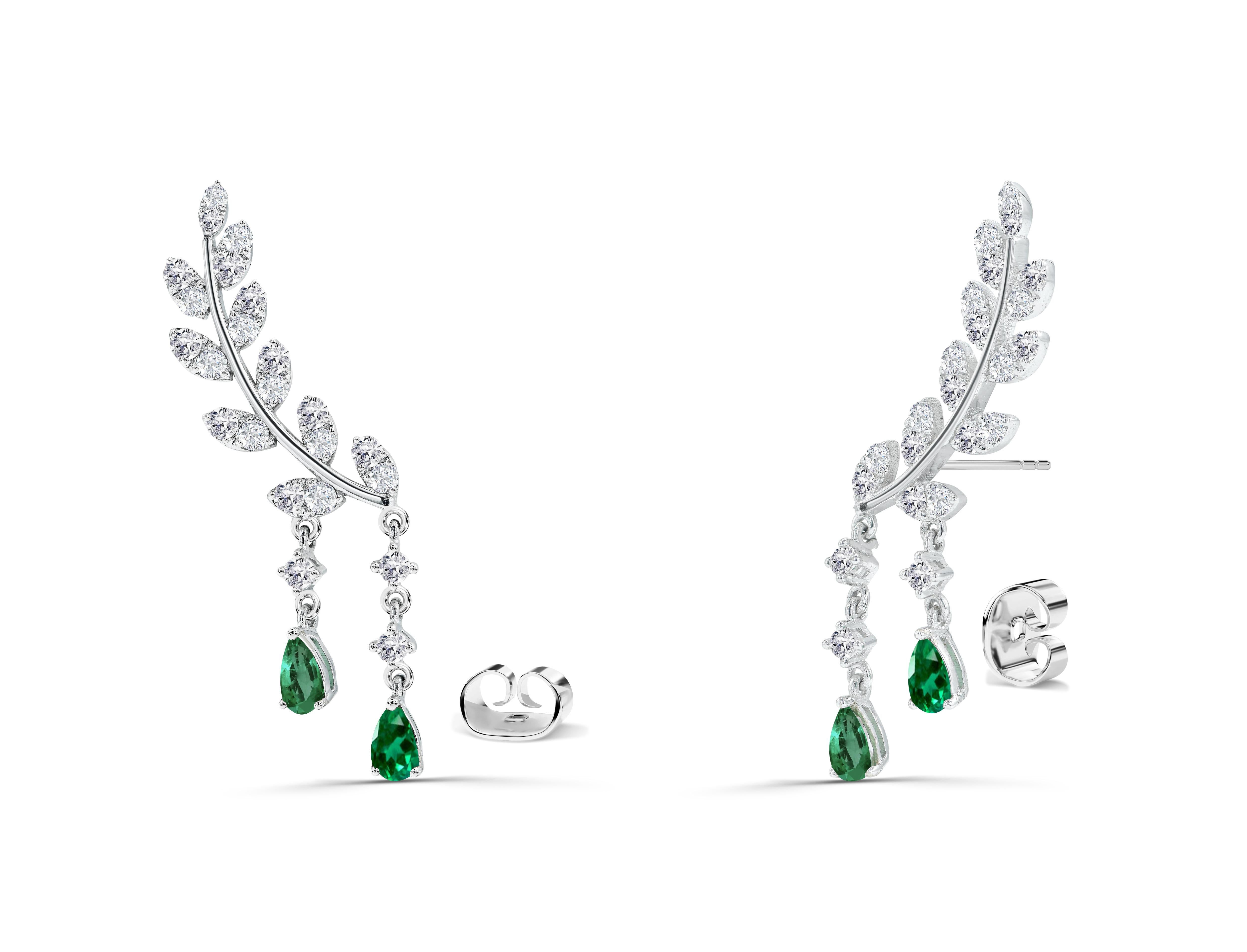 2.25ct Diamond And Emerald Leaf Drop Earrings In 14k Gold Round Cut Diamond In New Condition For Sale In Bangkok, TH
