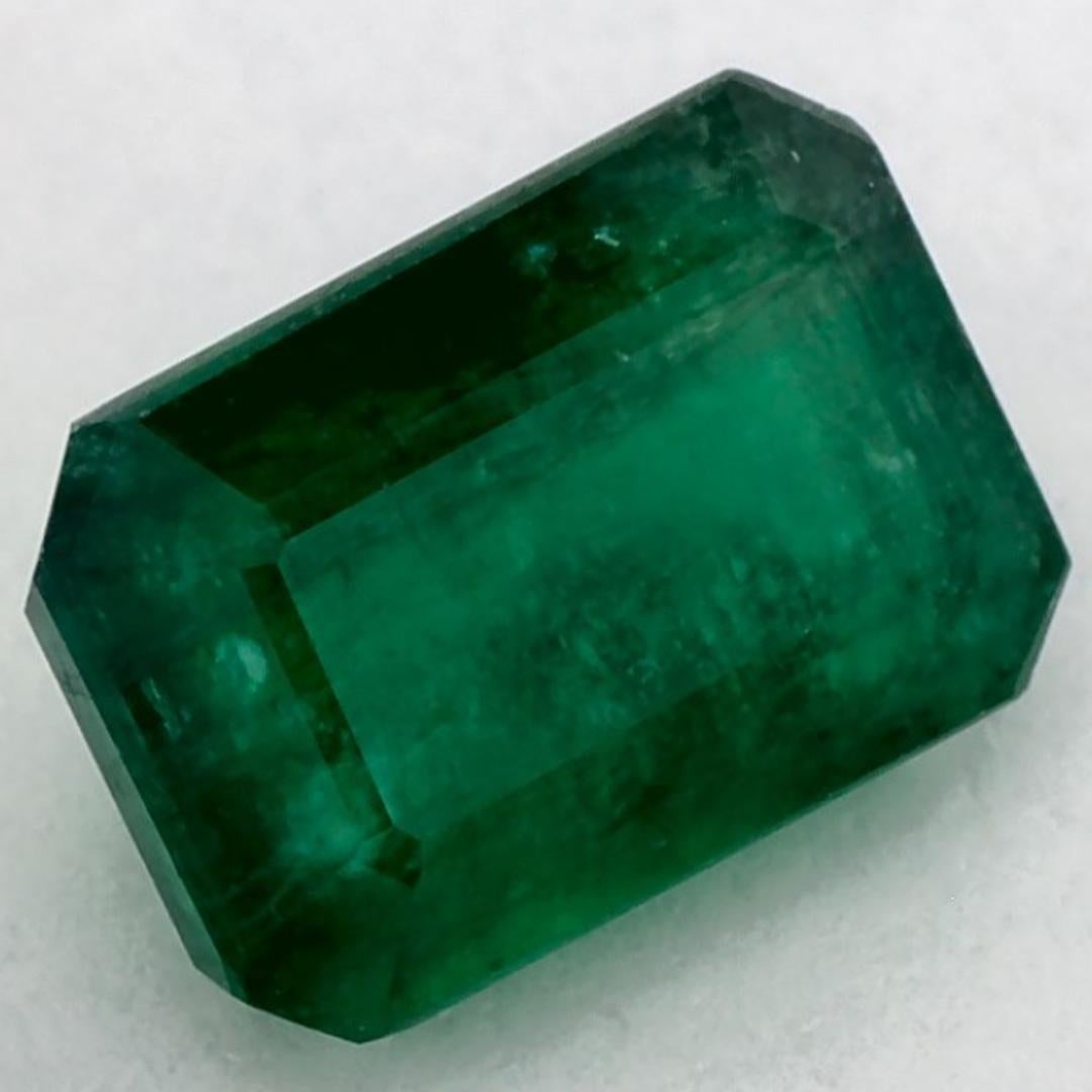 D'un vert éclatant, la pierre de naissance du mois de mai symbolise le renouveau de la croissance printanière. 

Explorez la vibrante collection d'émeraudes, de rubis et de saphirs de notre magasin, disponibles sous forme de pierres précieuses en