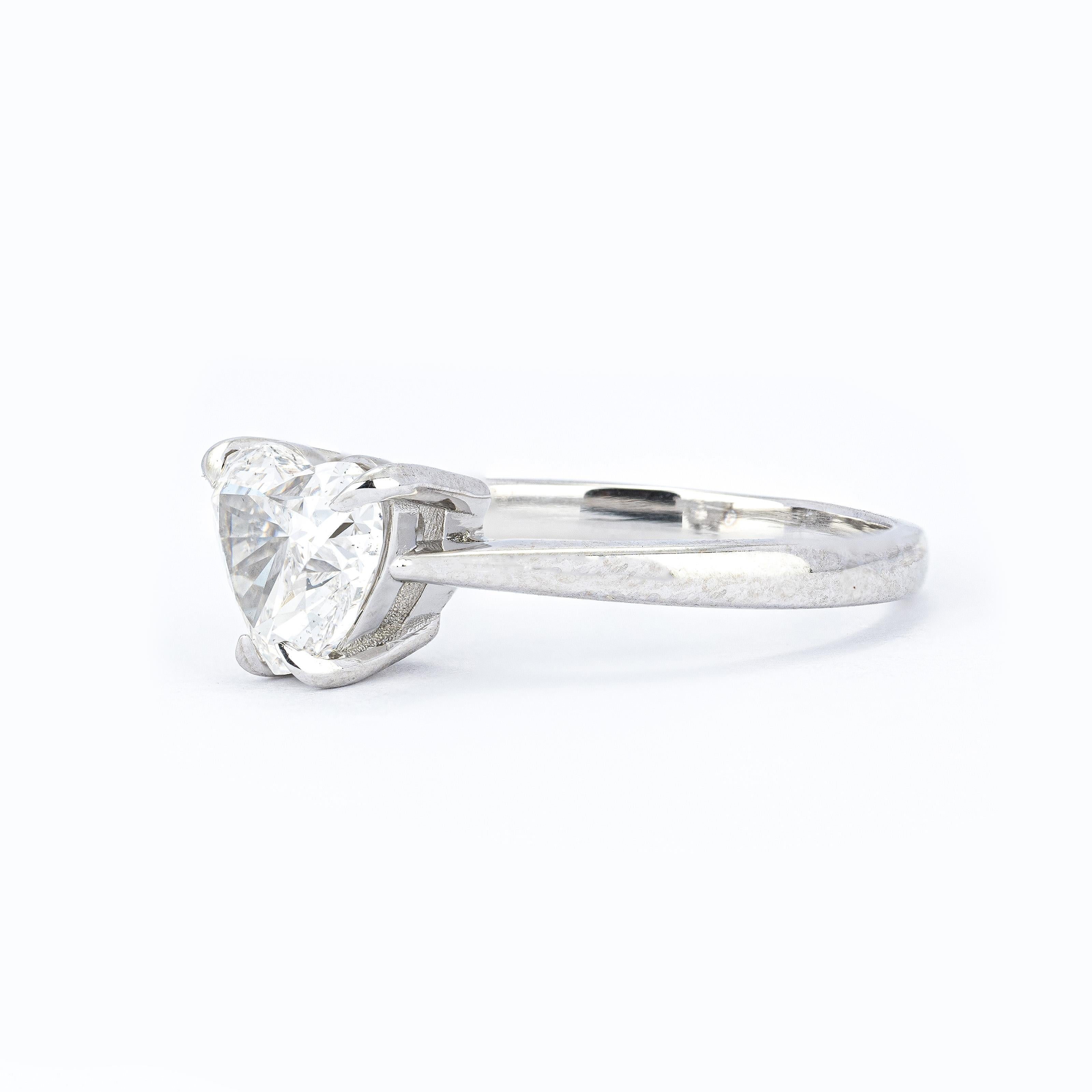 Ti presentiamo il nostro anello in platino con un bellissimo diamante a forma di cuore da 1,50 carati che scintilla in modo brillante. Il design elegante mette in risalto la bellezza naturale del diamante, rendendolo un perfetto simbolo d'amore.