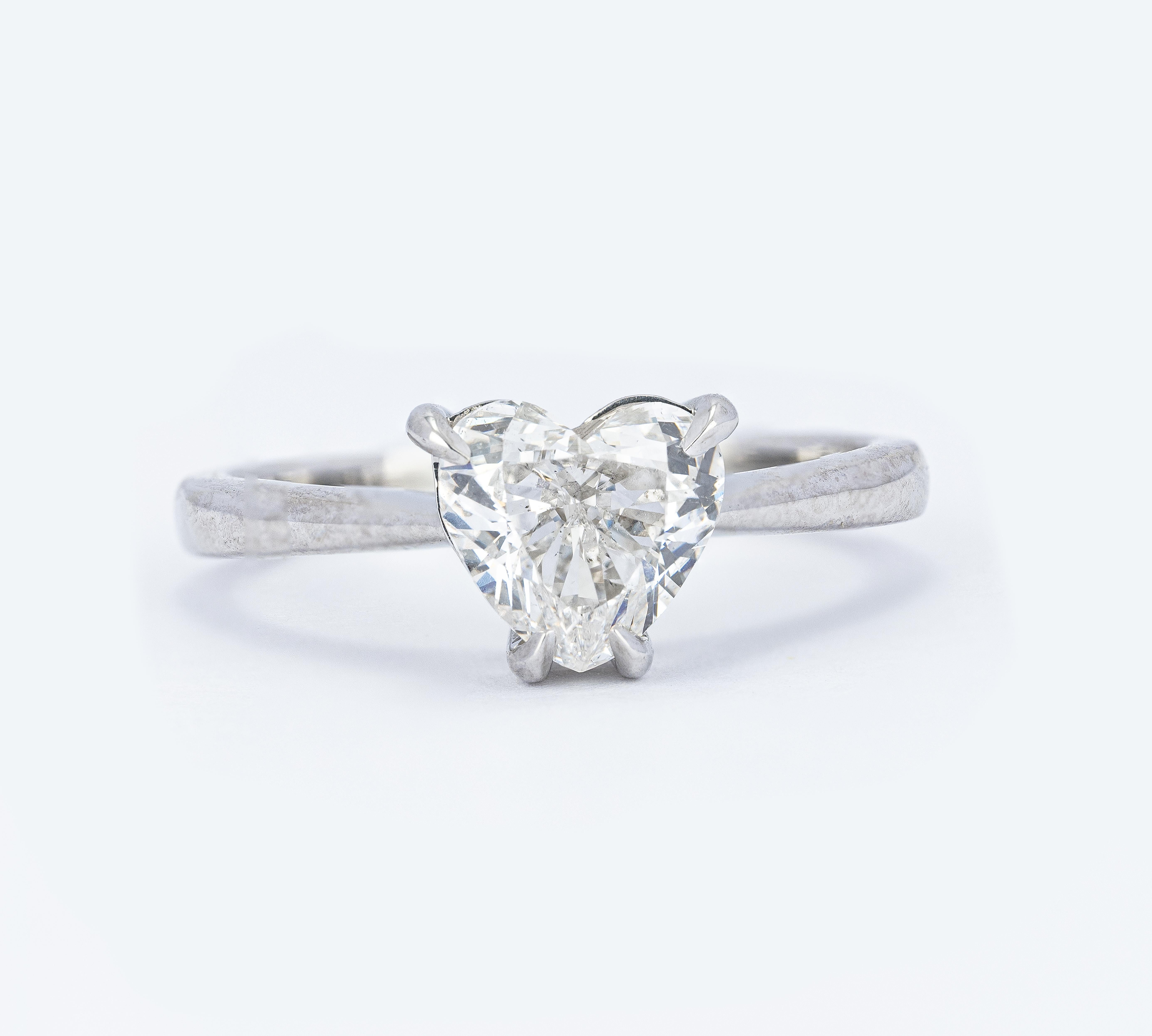 Anello con diamante in platino a forma di cuore da 1,50 ct con colore F GIA In condizioni Nuovo in vendita a Miami, FL