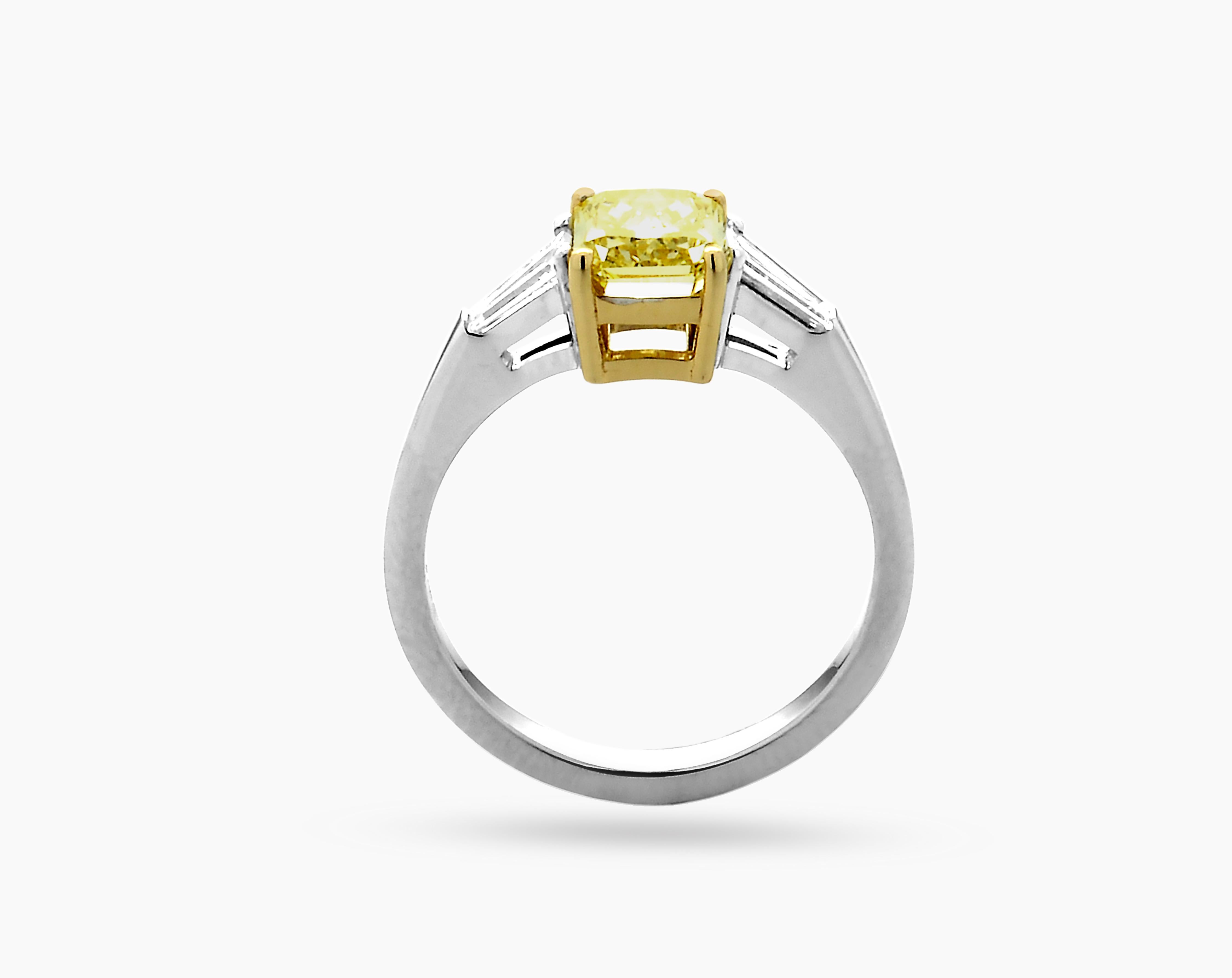  HRD (Antwerp diamond high council) zertifizierter VS2 Natural Fancy Vivid Yellow Diamant 1,50 Karat Verlobungsring in 18k Weißgold. Verlobungsring mit 3 Steinen im Radiant-Schliff und einem lebhaften gelben Diamanten VS2 HRD in der Mitte von CARON
