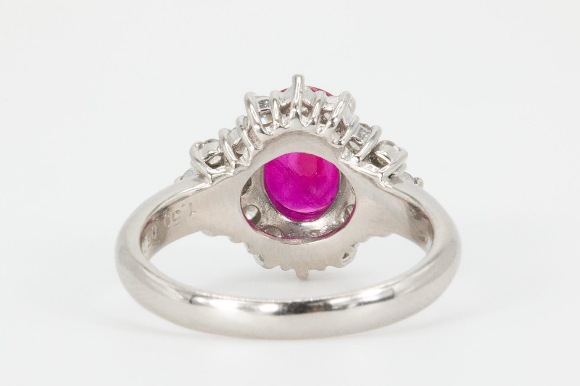 1,50 CT. Ovaler roter Rubin GIA zertifiziert in Platin Diamant Ring

Dieser Platinring ist ein zeitloses und elegantes Schmuckstück. In seiner Mitte befindet sich ein atemberaubender natürlicher Rubin im Ovalschliff, der von funkelnden Diamanten