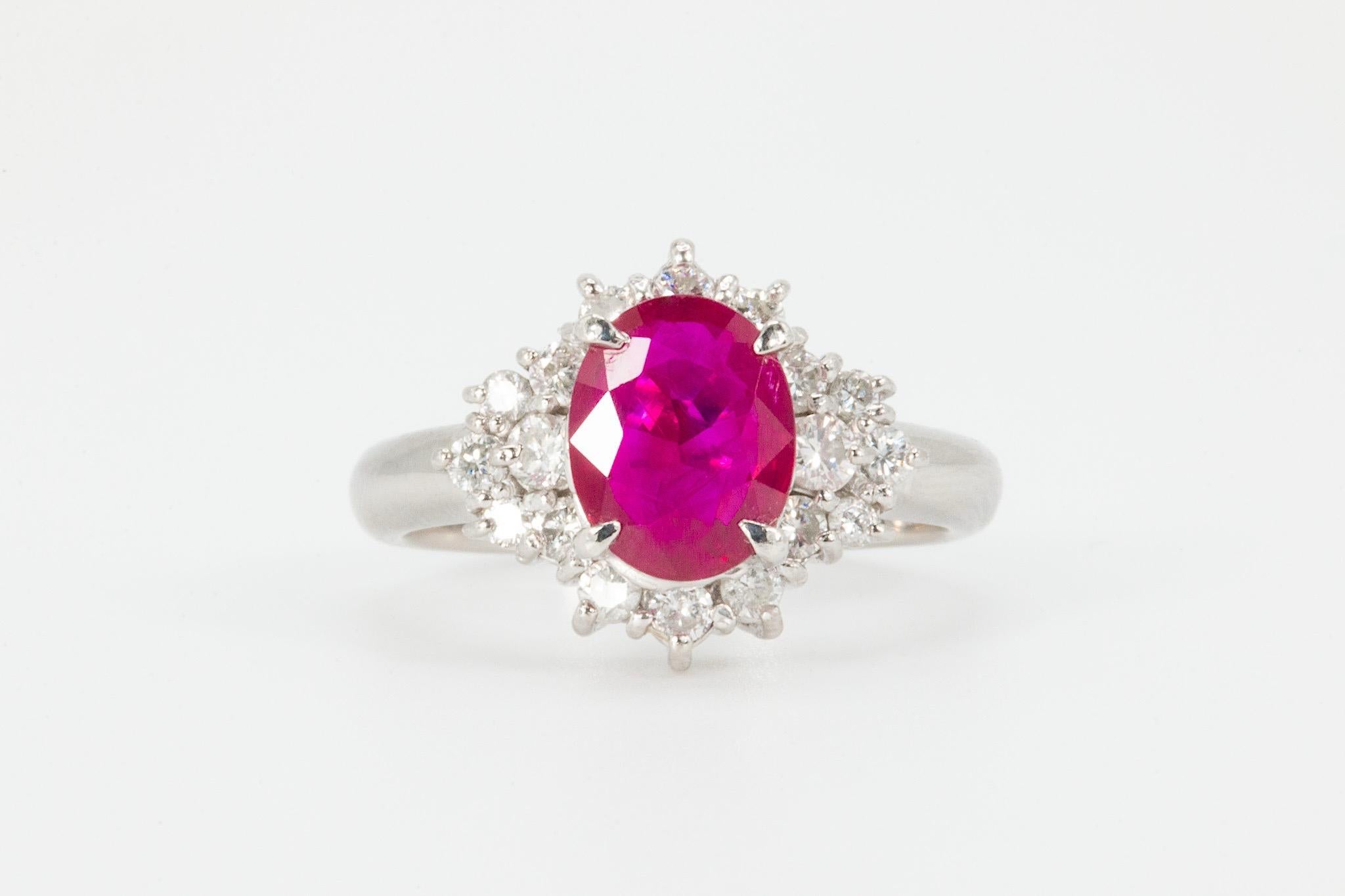 1,50 CT. Ovaler roter Rubin GIA zertifiziert in Platin Diamant Ring (Ovalschliff) im Angebot