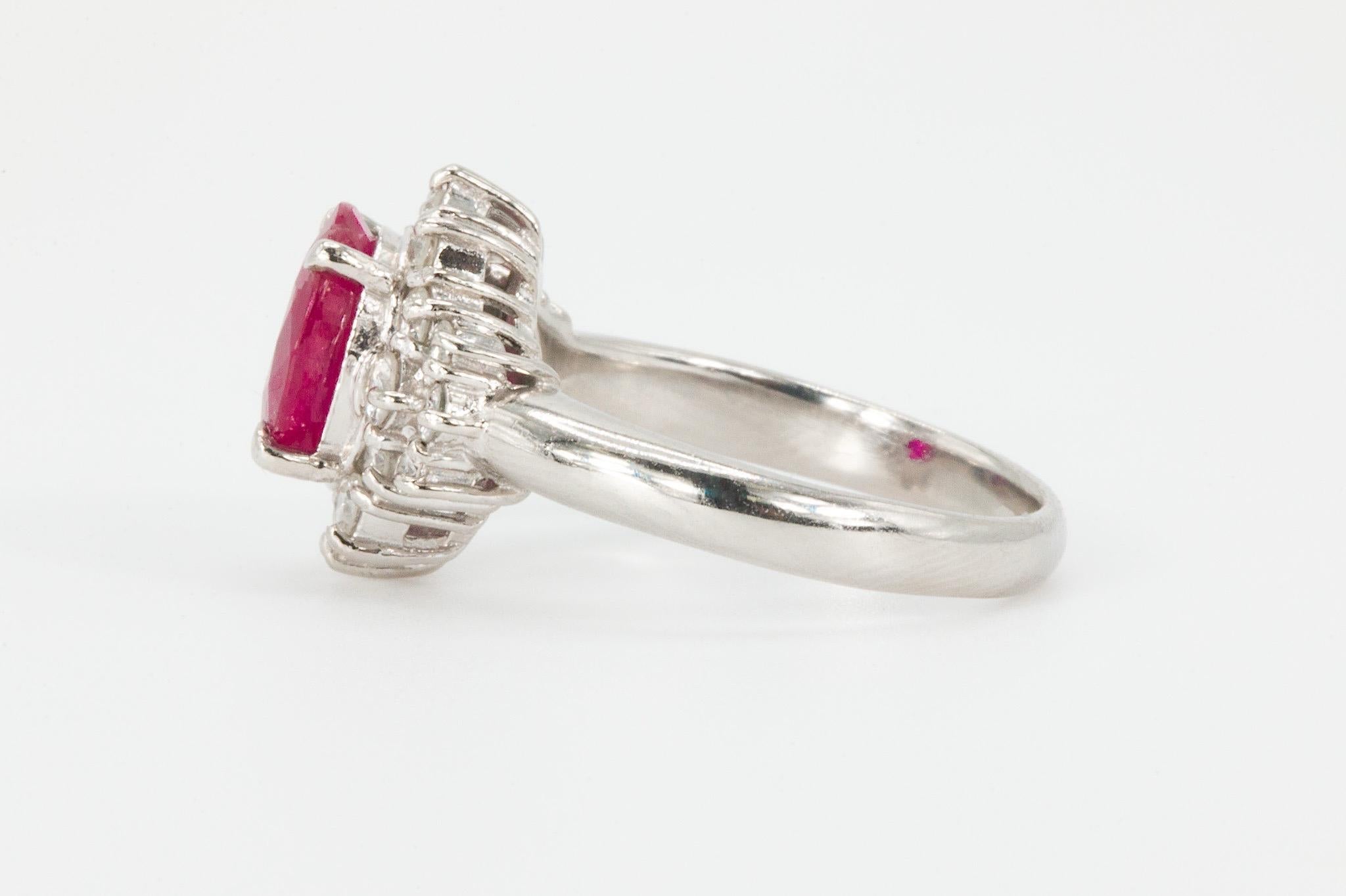 1,50 CT. Ovaler roter Rubin GIA zertifiziert in Platin Diamant Ring im Zustand „Gut“ im Angebot in Houston, TX