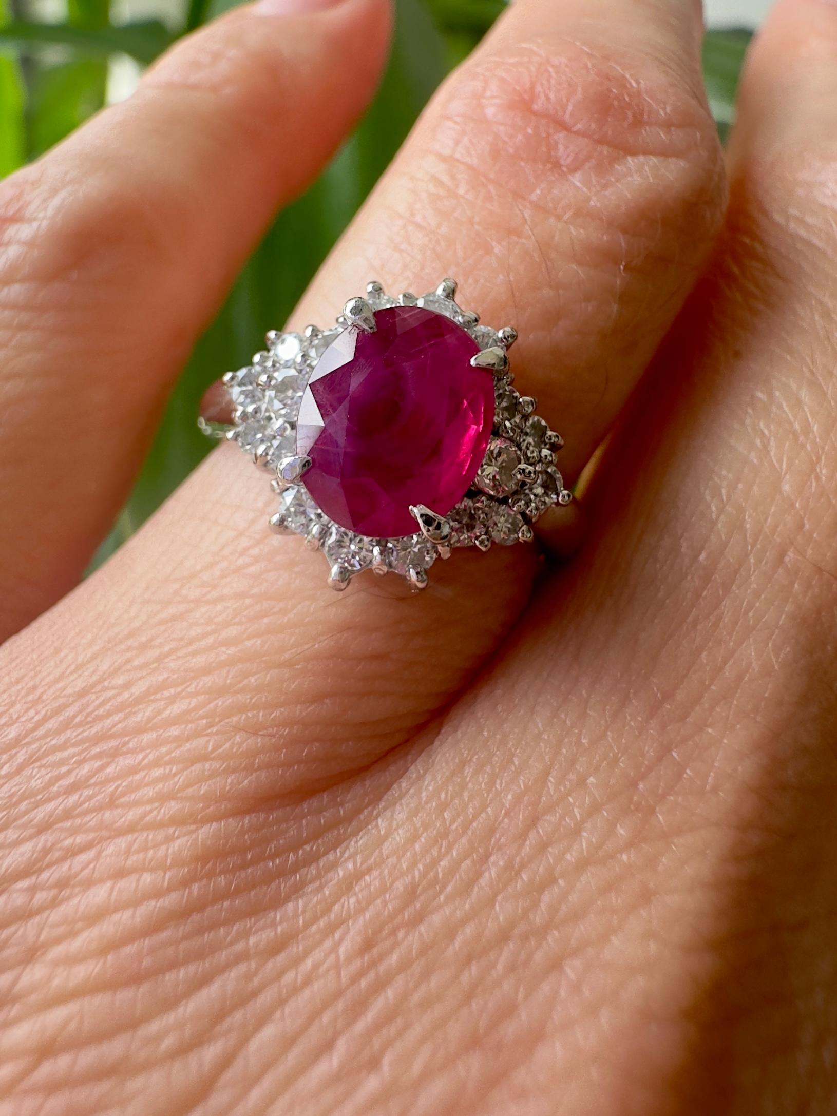 1,50 CT. Ovaler roter Rubin GIA zertifiziert in Platin Diamant Ring Damen im Angebot