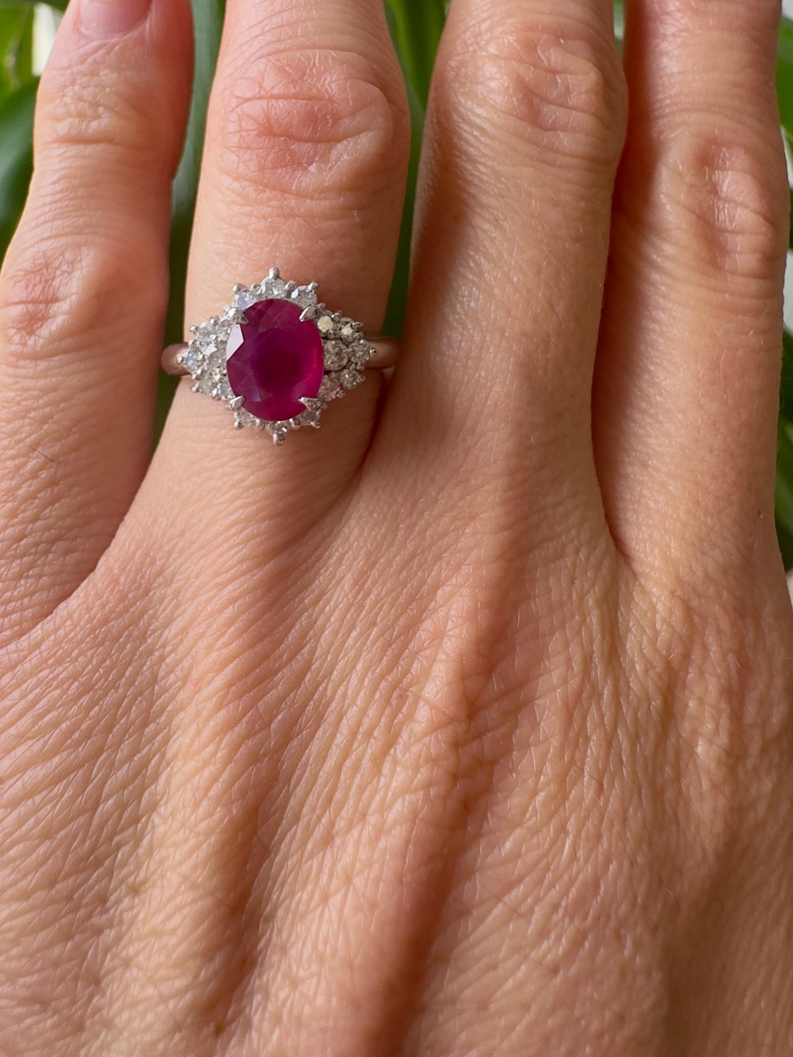 1,50 CT. Ovaler roter Rubin GIA zertifiziert in Platin Diamant Ring im Angebot 1