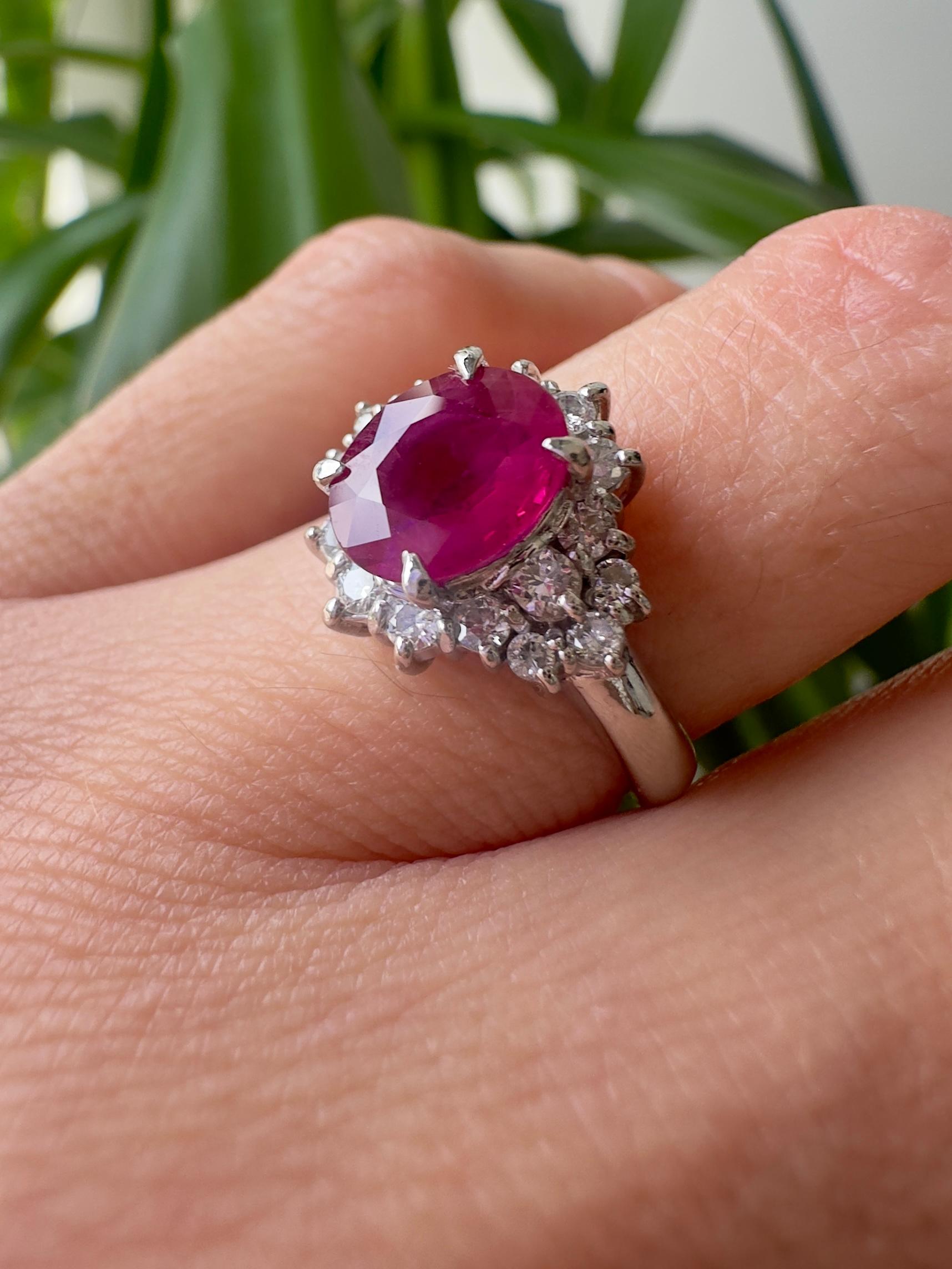 1,50 CT. Ovaler roter Rubin GIA zertifiziert in Platin Diamant Ring im Angebot 2
