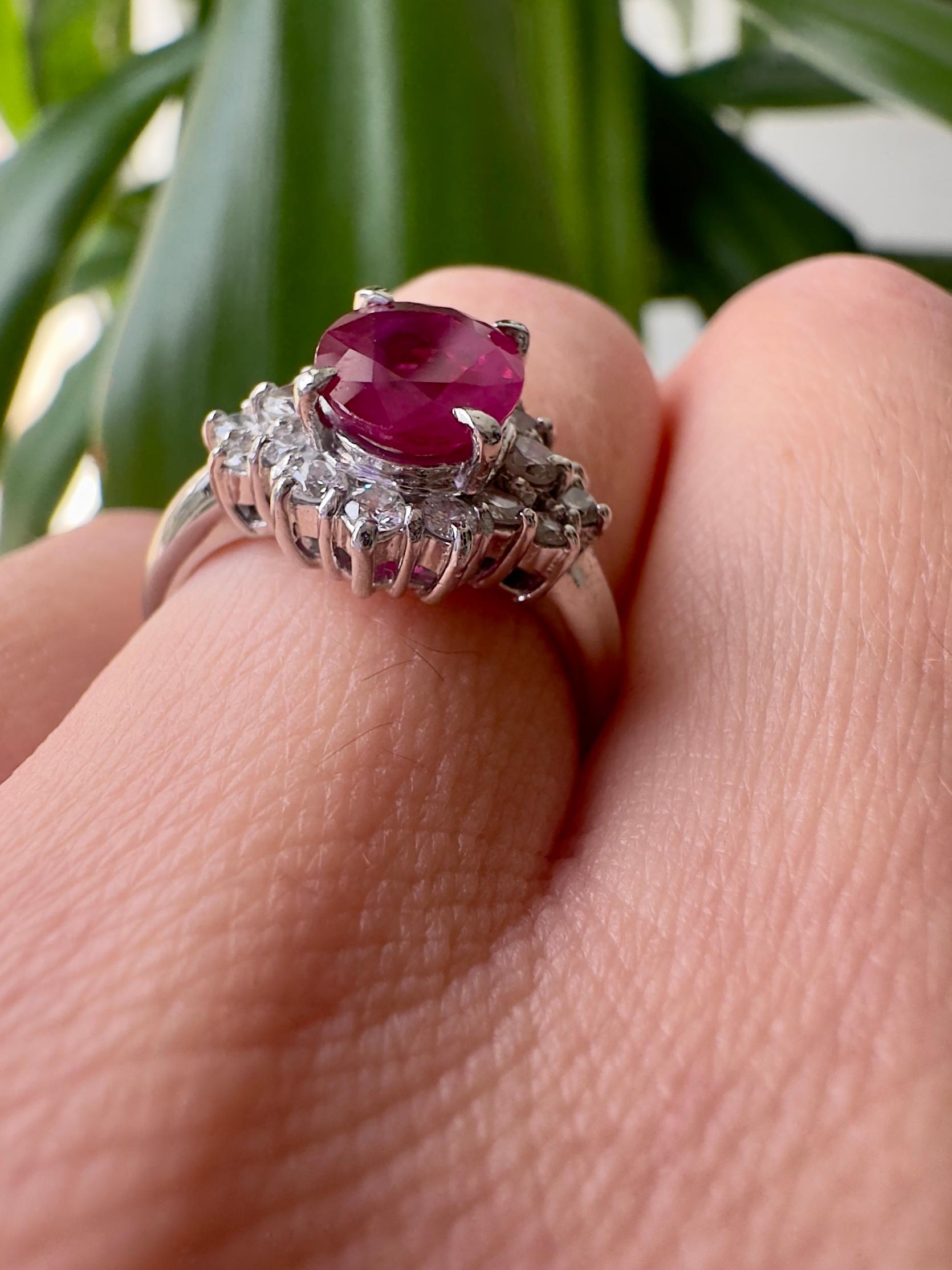 1,50 CT. Ovaler roter Rubin GIA zertifiziert in Platin Diamant Ring im Angebot 3