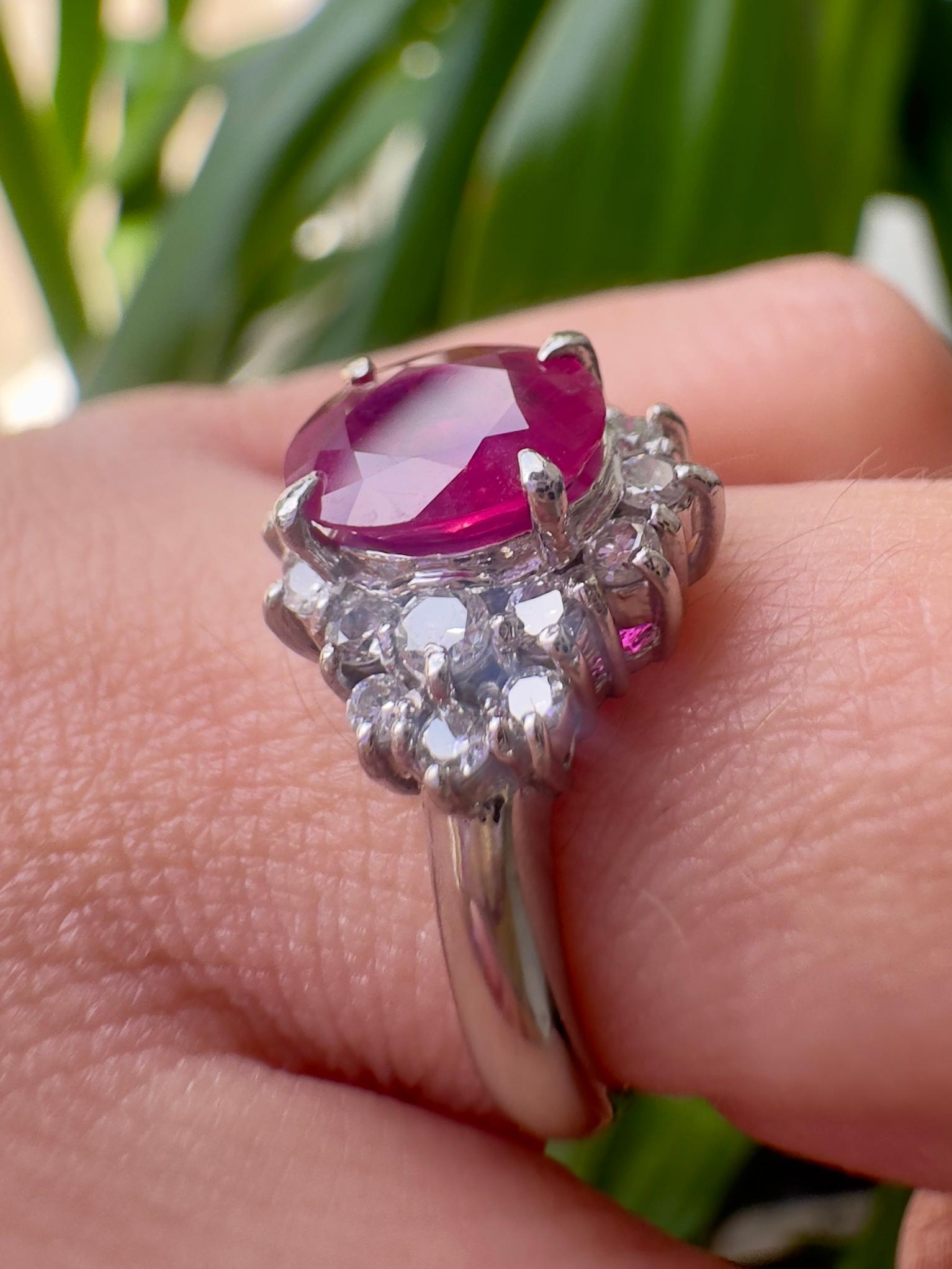 1,50 CT. Ovaler roter Rubin GIA zertifiziert in Platin Diamant Ring im Angebot 4