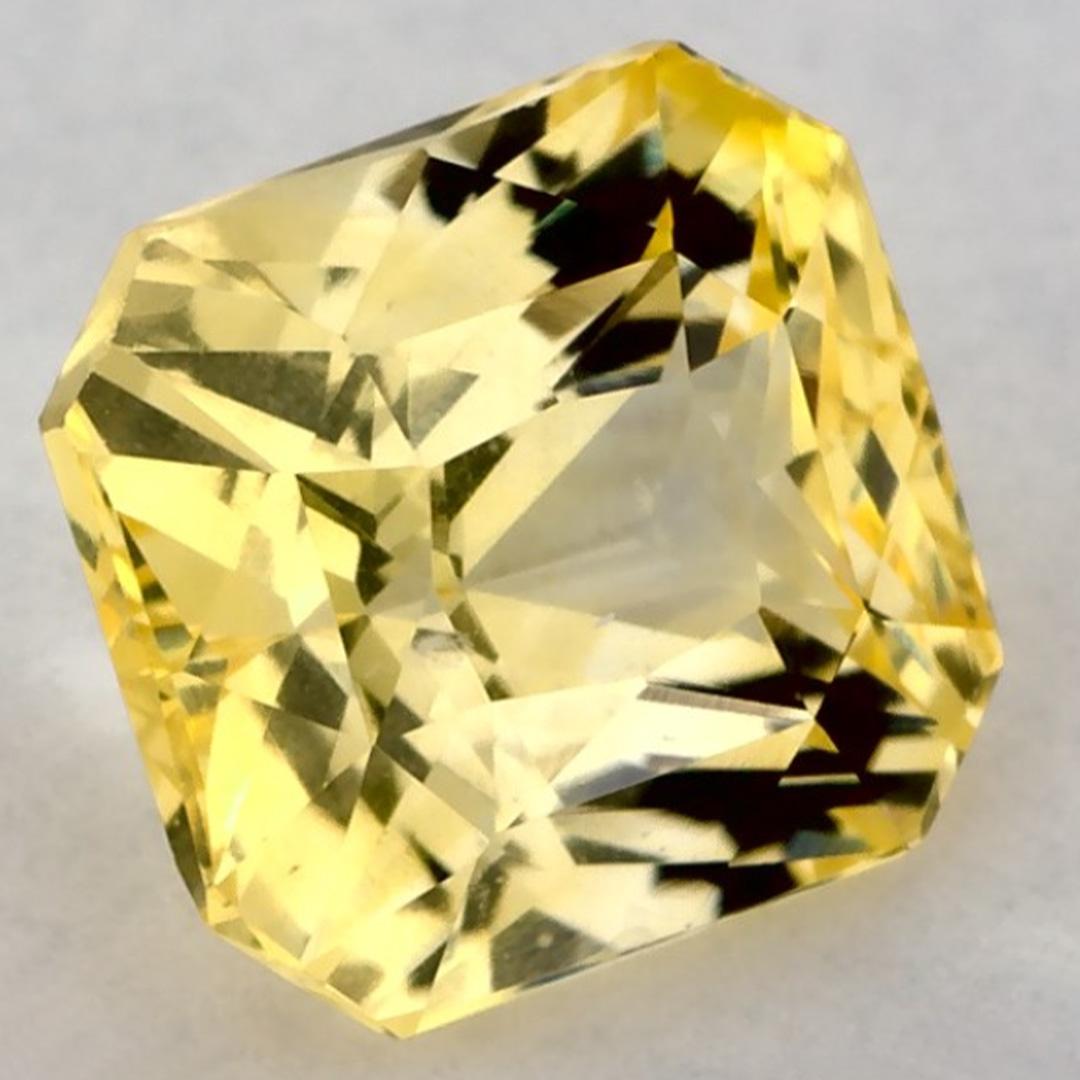 Una piedra de nacimiento de septiembre muy preciosa con un delicioso color amarillo. Se cree que traen buena suerte y fortuna a la vida.

Explora la vibrante colección de esmeraldas, rubíes y zafiros de nuestra tienda, disponibles como gemas sueltas