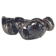 1.50 cts black diamond on "Ribbon"  18 kt gold d
Avossa Ring