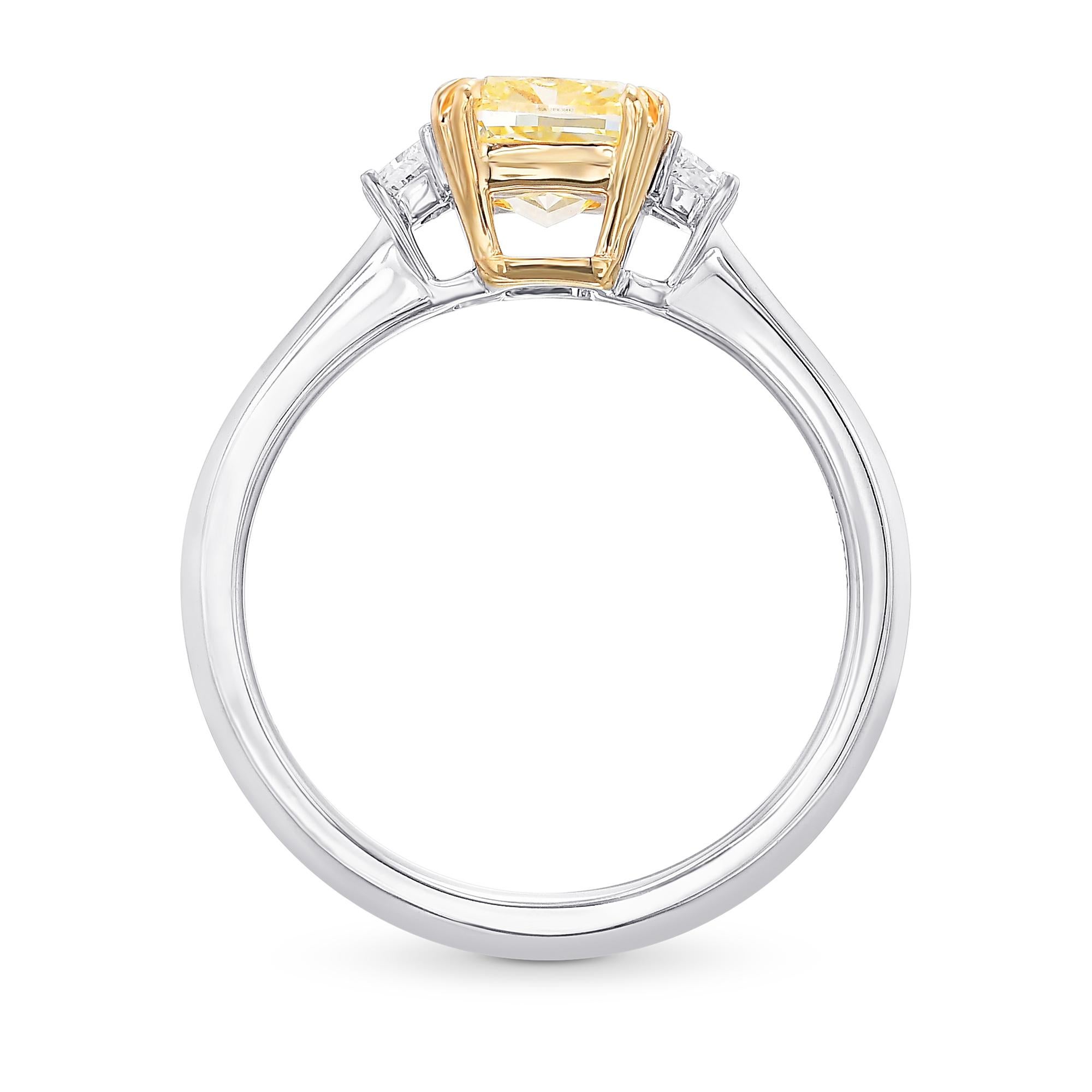 Ein klassischer gelber Kissen-Diamantring mit drei Steinen und einem Mittelstein von 1,50 Karat, zertifiziert von GIA. Der aus Platin und 18 Karat Gelbgold gefertigte Ring ist mit 2 F+ Trapezen flankiert, wobei alle Diamanten in einer Zackenfassung