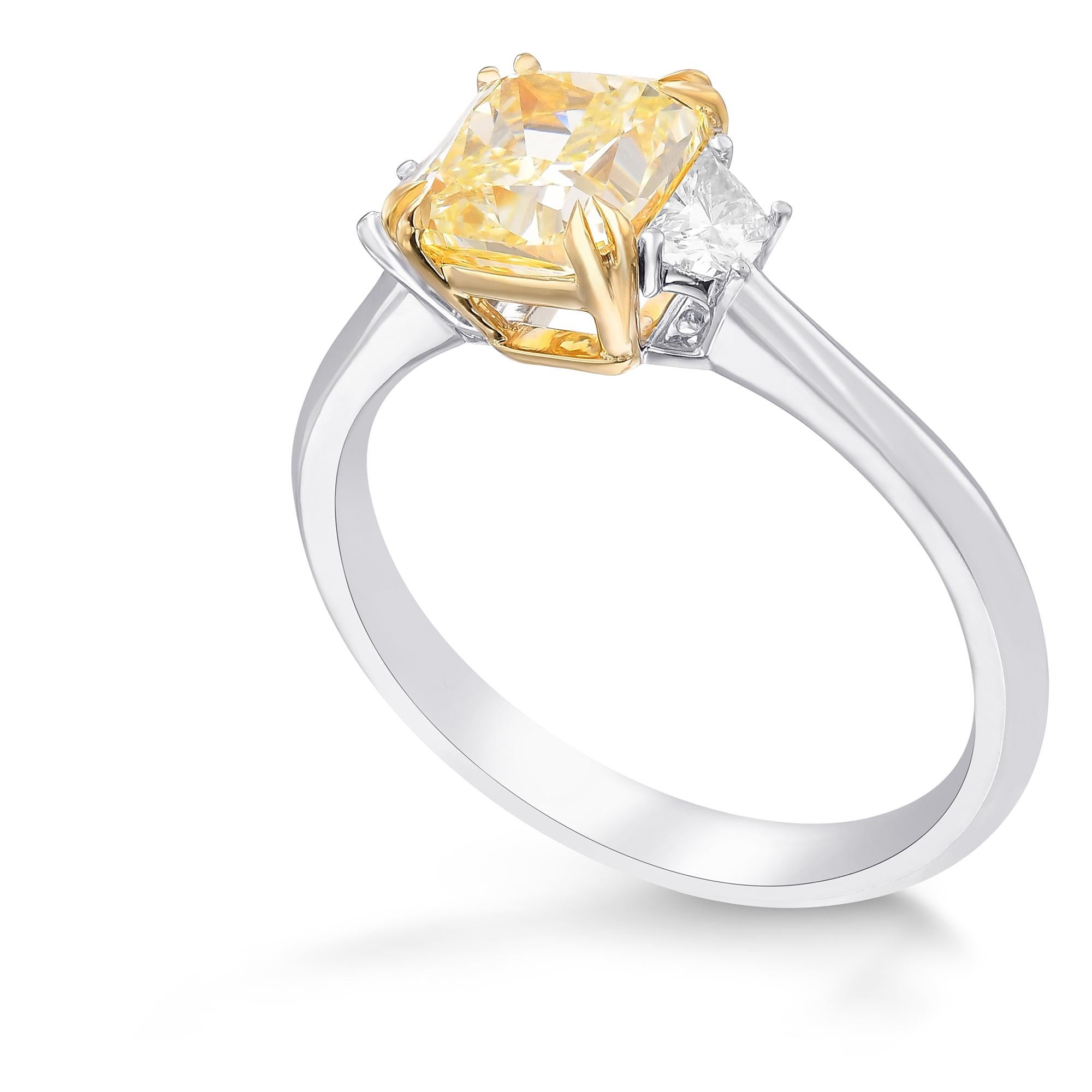 1,50 cts GIA zertifiziert Fancy Yellow Cushion Drei-Stein-Ring (Kissenschliff) im Angebot