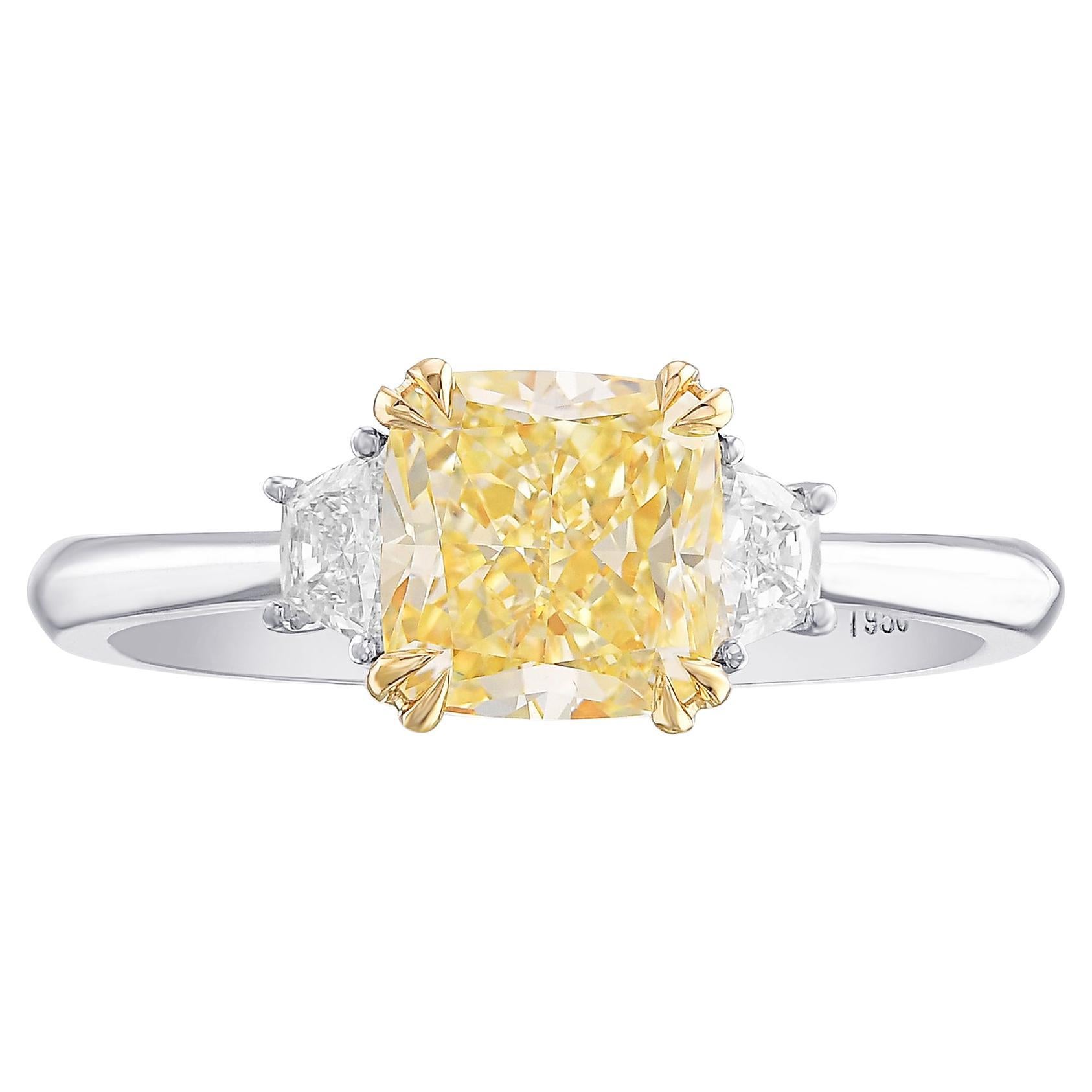 Anello a tre pietre con cuscino giallo fantasia da 1,50 carati certificato GIA