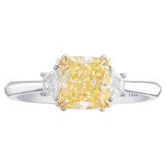 1.50 cts GIA Certified Fancy Yellow Cushion Three-stone Ring (bague à trois pierres)