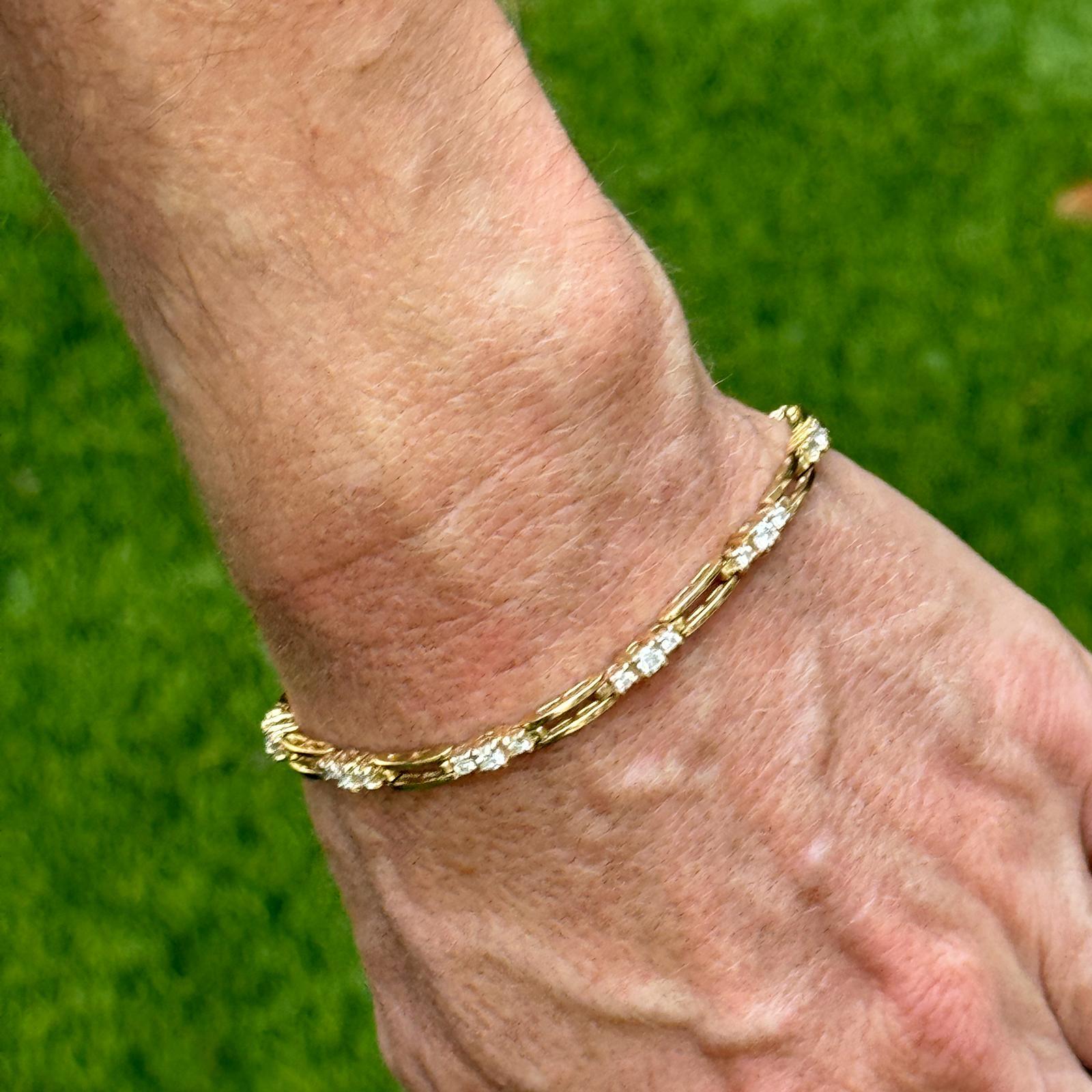 Diamant-Tennisarmband aus 14 Karat. Auf dem Armband befinden sich 30 runde Diamanten im Brillantschliff mit einem Gesamtgewicht von ca. 1,50 Karat und den Graduierungen H-I Farbe und SI Reinheit. Das Armband misst 7,25 Zoll in der Länge,