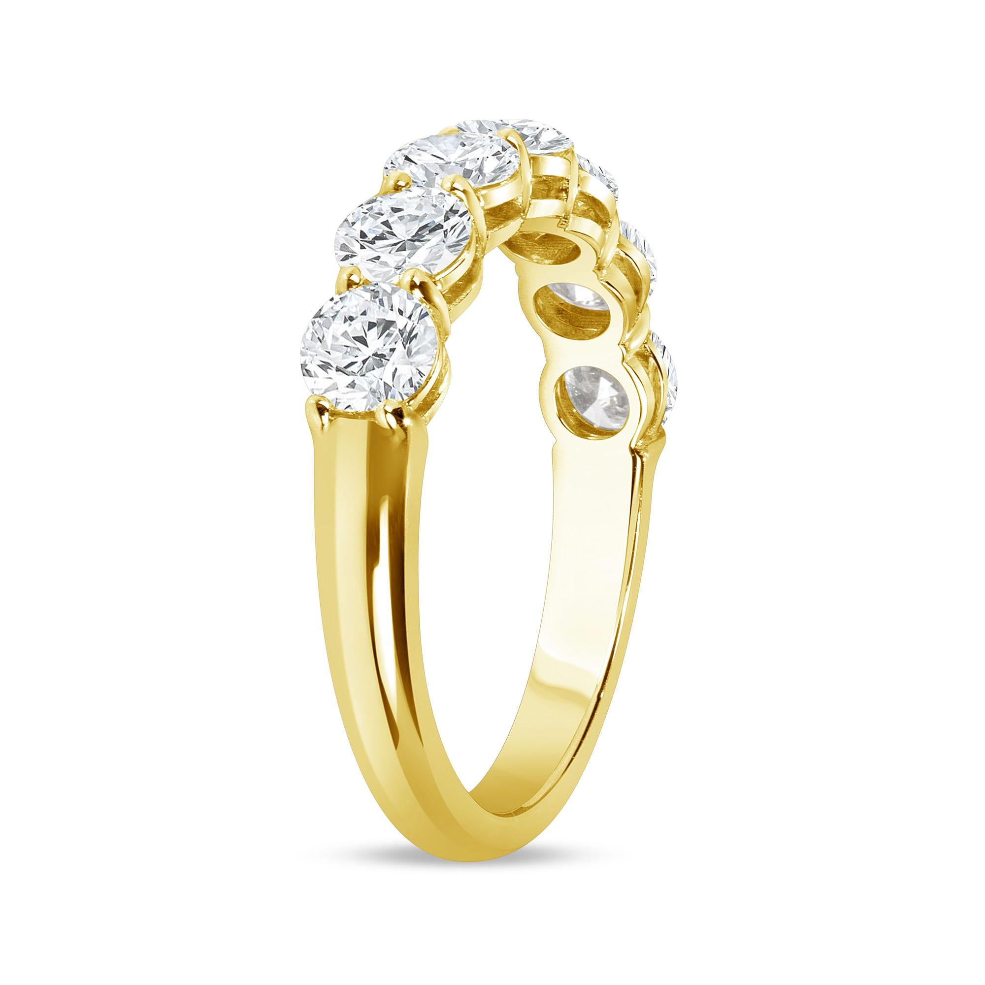 Bracelet demi-éternité en or jaune 14K serti de diamants ronds et brillants. Ce bracelet demi-éternité comporte sept diamants ronds de couleur F, pureté VS, pesant au total environ 1,50 carat.
