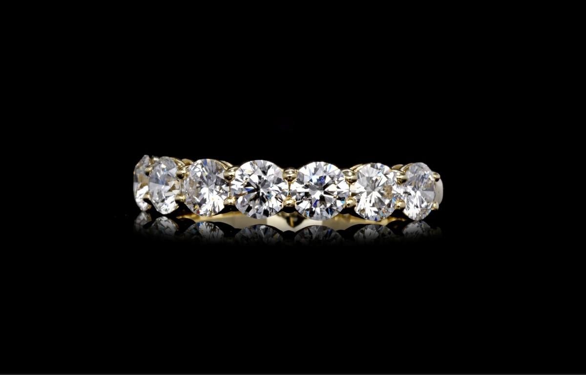 Taille ronde 1.50 CTW.  Bracelet demi-éternité en or jaune 14K avec diamants ronds et brillants en vente