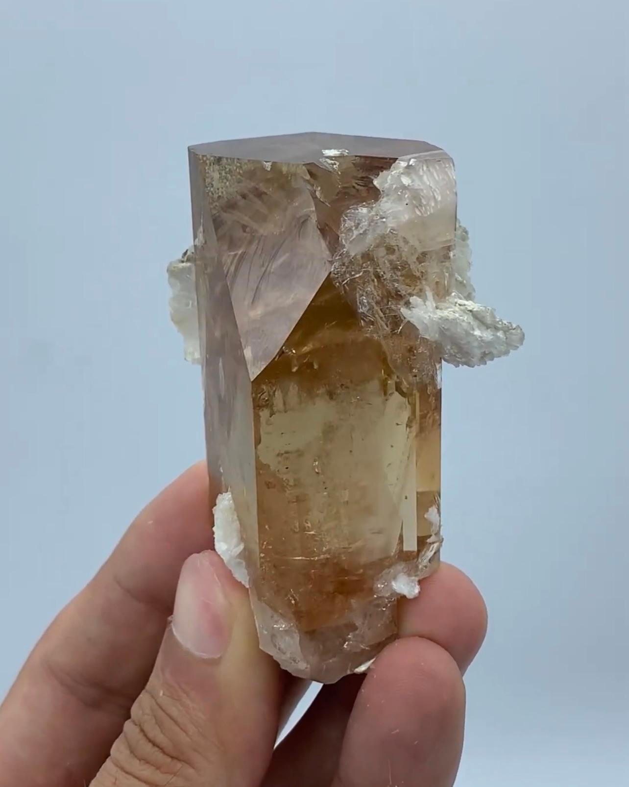 150 grammi di cristallo di topazio vetroso con matrice di cleavelandite dal Pakistan in vendita 3