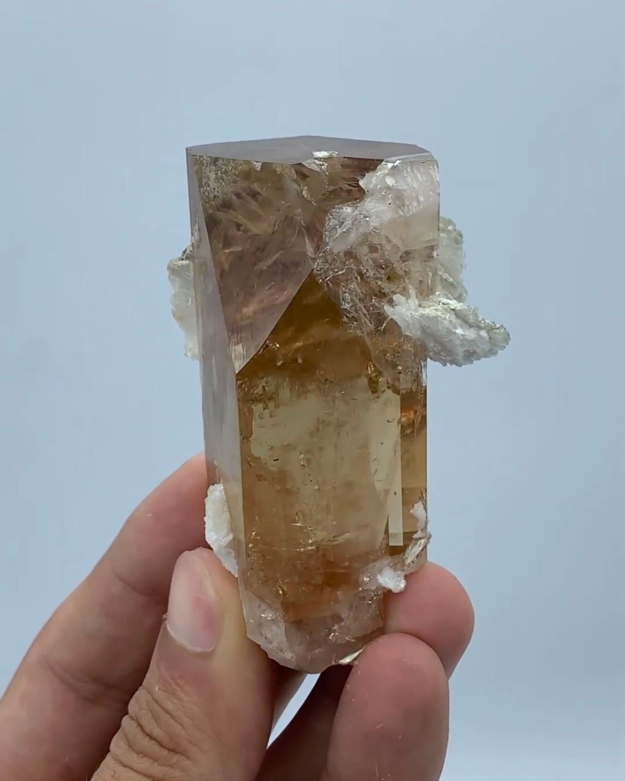 150 grammi di cristallo di topazio vetroso con matrice di cleavelandite dal Pakistan in vendita 4