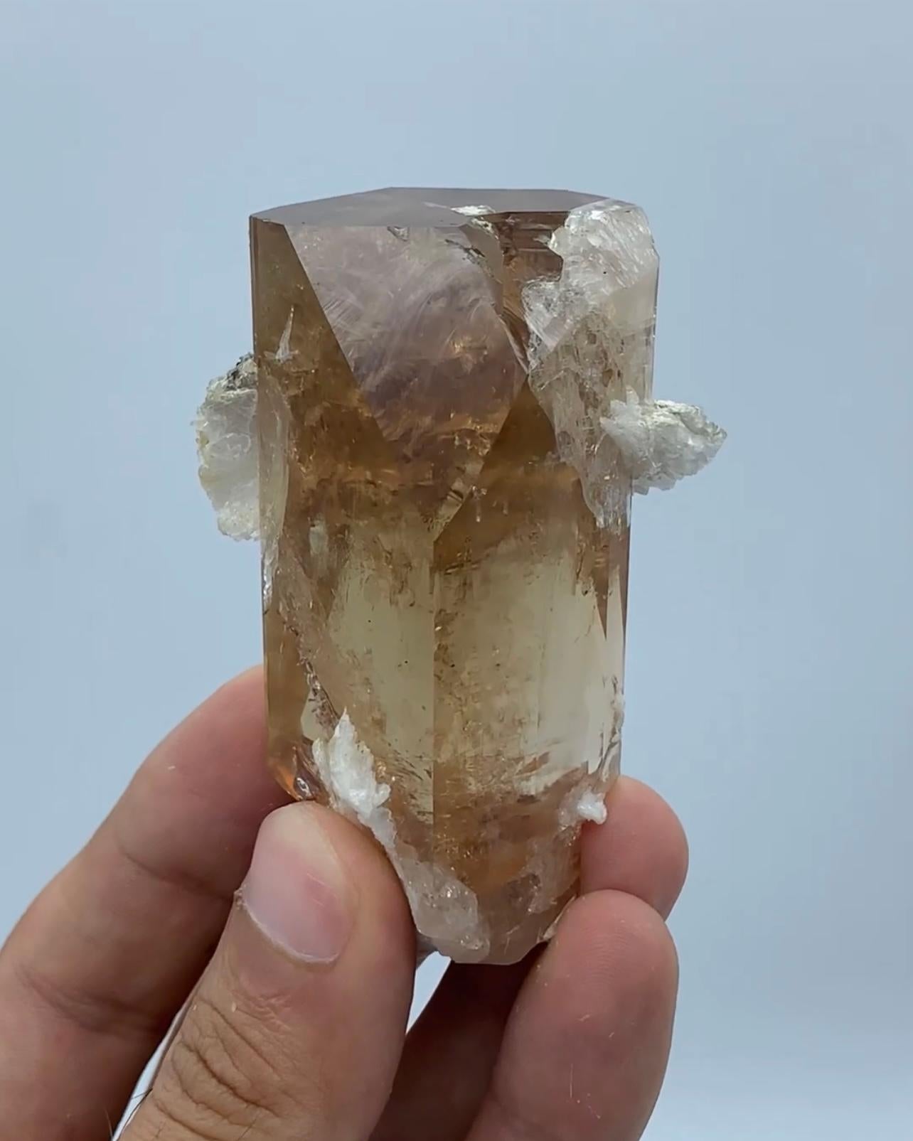 150 grammi di cristallo di topazio vetroso con matrice di cleavelandite dal Pakistan in vendita 5