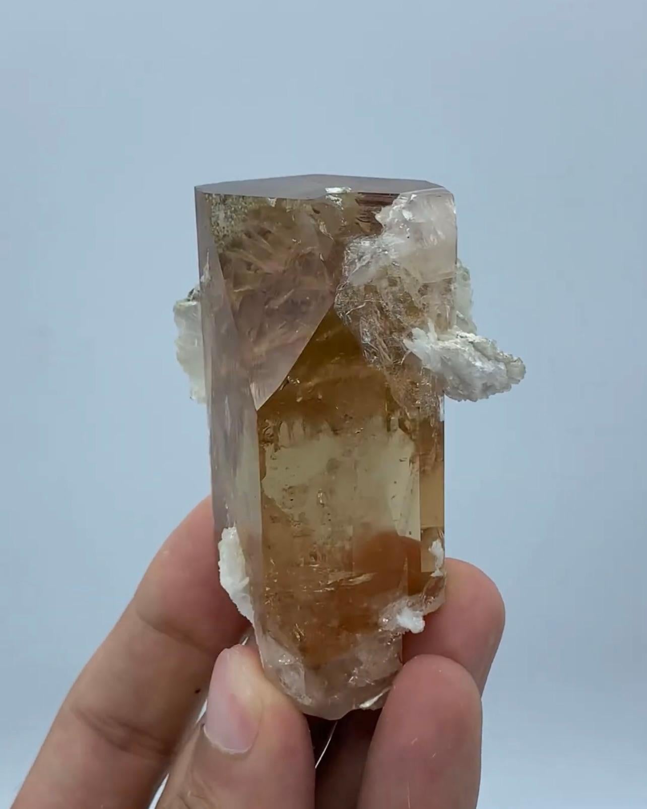 Informazioni sul prodotto:

Nome del campione: Cristallo di topazio

Peso: 150 grammi

Dimensioni: H. H. 7 x L. 4,5 x P. 3 cm

Trattamento: Nessuno

Origine: Miniera di Katlang, Distretto di Mardan, Provincia di KPK, Pakistan

Descrizione:

Nel