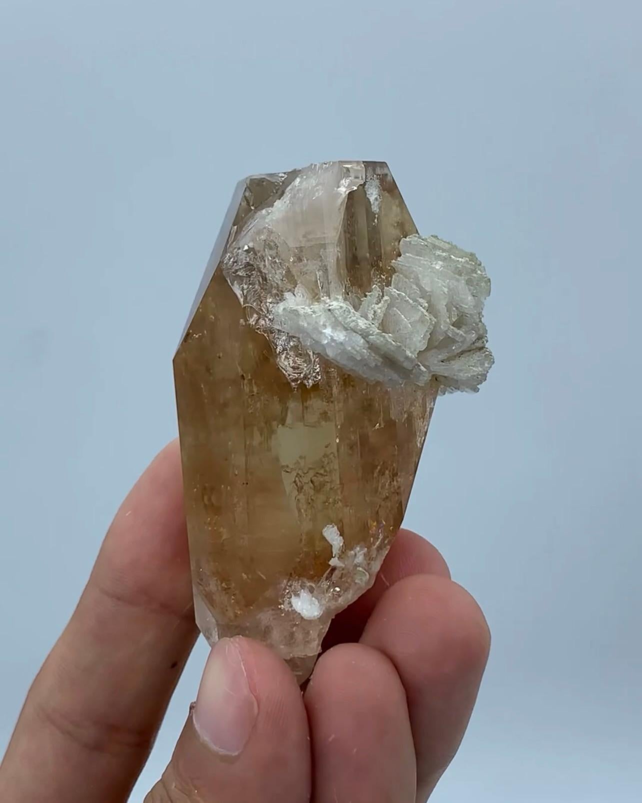Moderno 150 grammi di cristallo di topazio vetroso con matrice di cleavelandite dal Pakistan in vendita