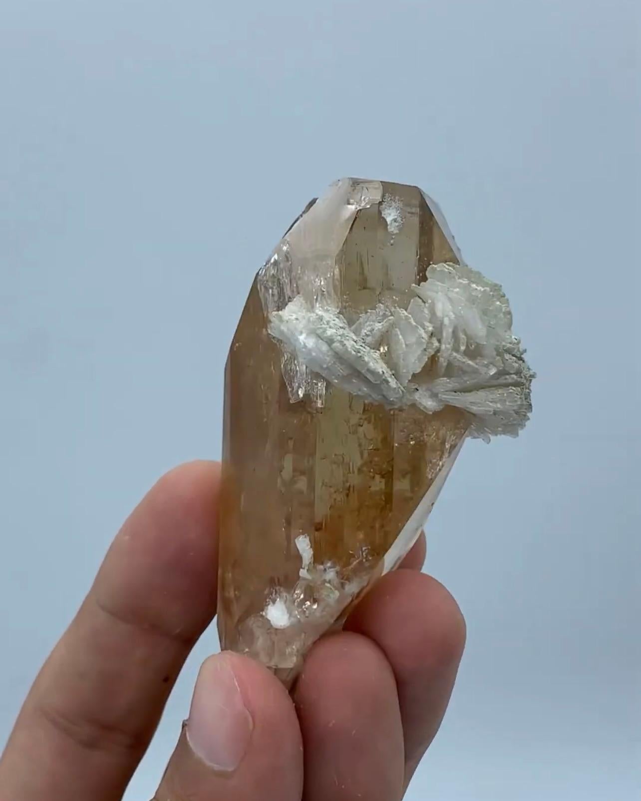 Pakistano 150 grammi di cristallo di topazio vetroso con matrice di cleavelandite dal Pakistan in vendita