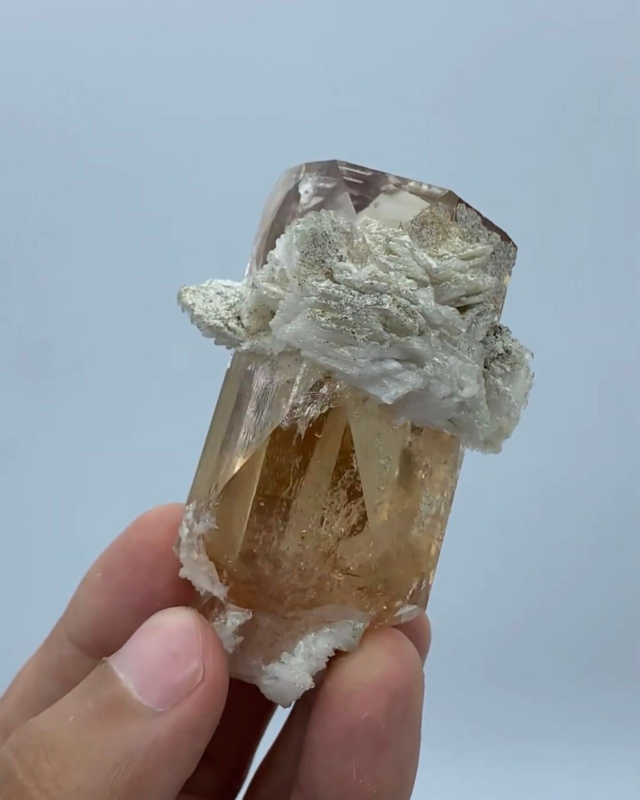 XXI secolo e contemporaneo 150 grammi di cristallo di topazio vetroso con matrice di cleavelandite dal Pakistan in vendita