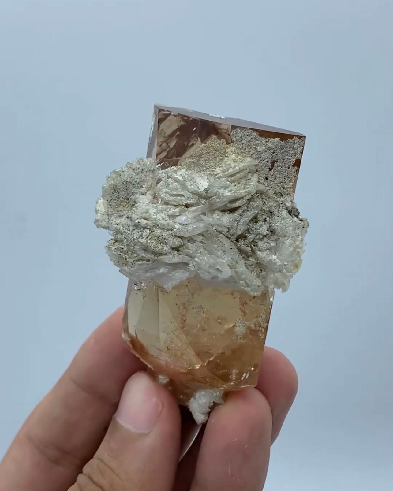 Altro 150 grammi di cristallo di topazio vetroso con matrice di cleavelandite dal Pakistan in vendita